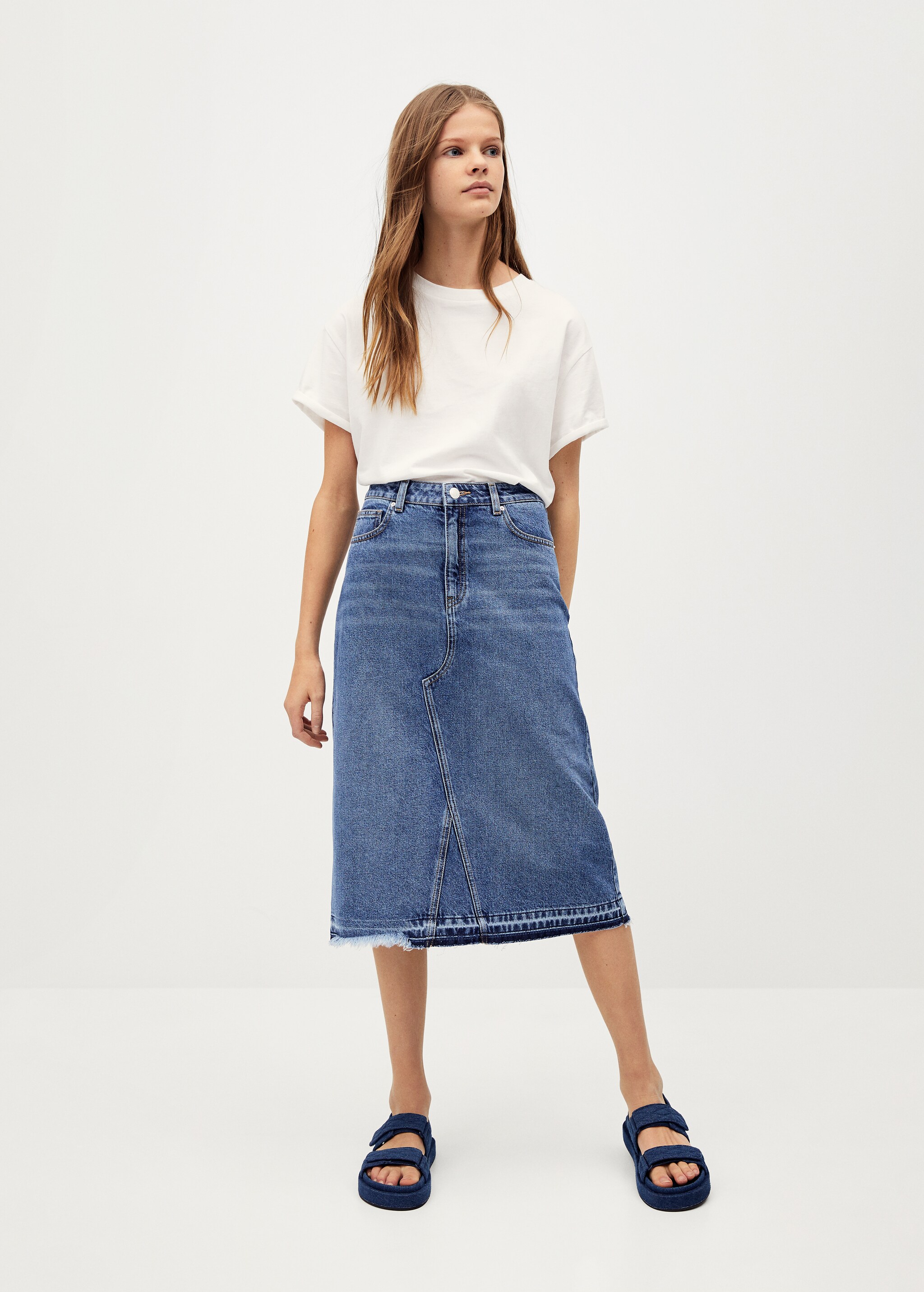 Falda denim terminaciones deshilachadas - Plano general