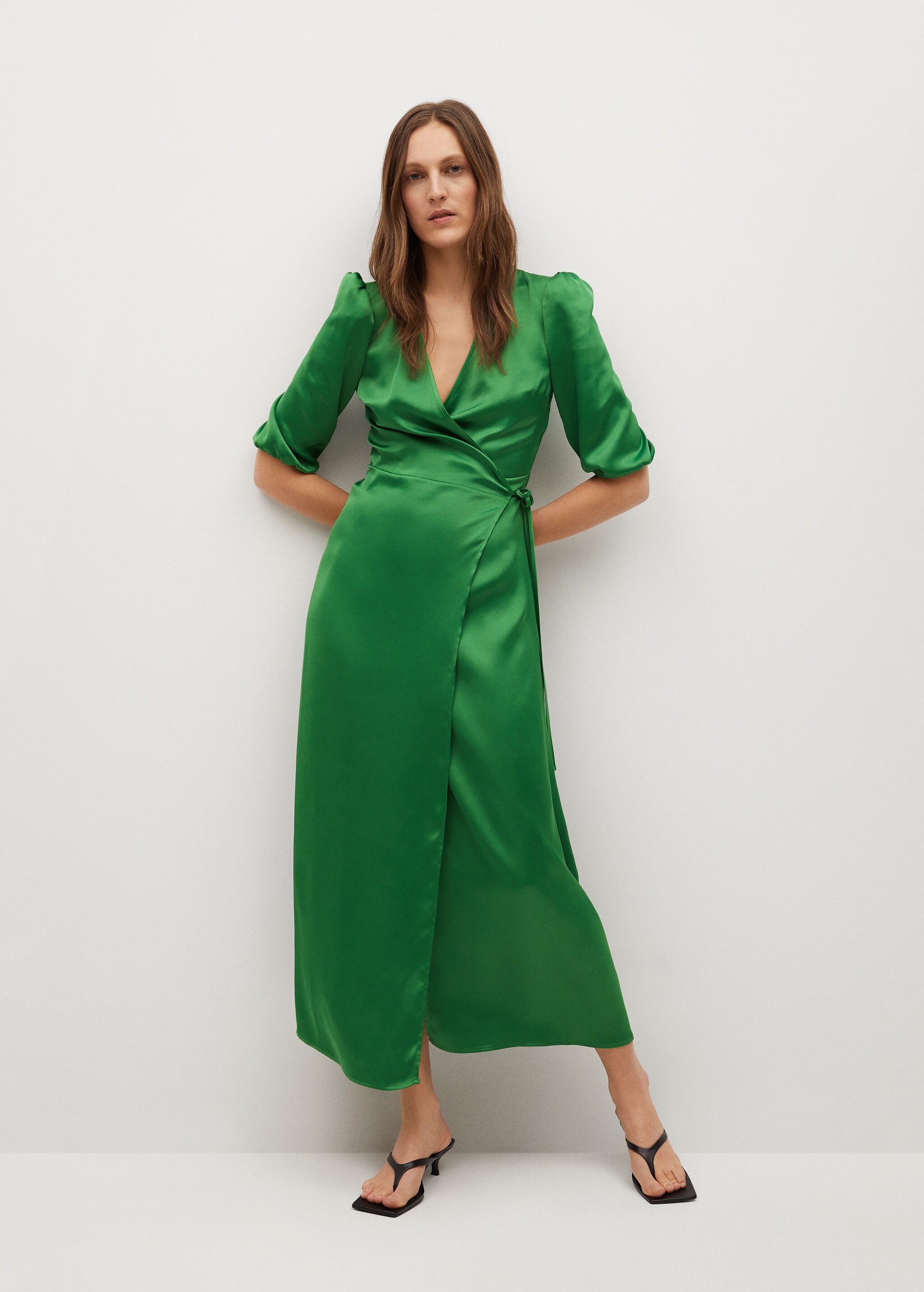 Vestido satinado cruzado - Plano general