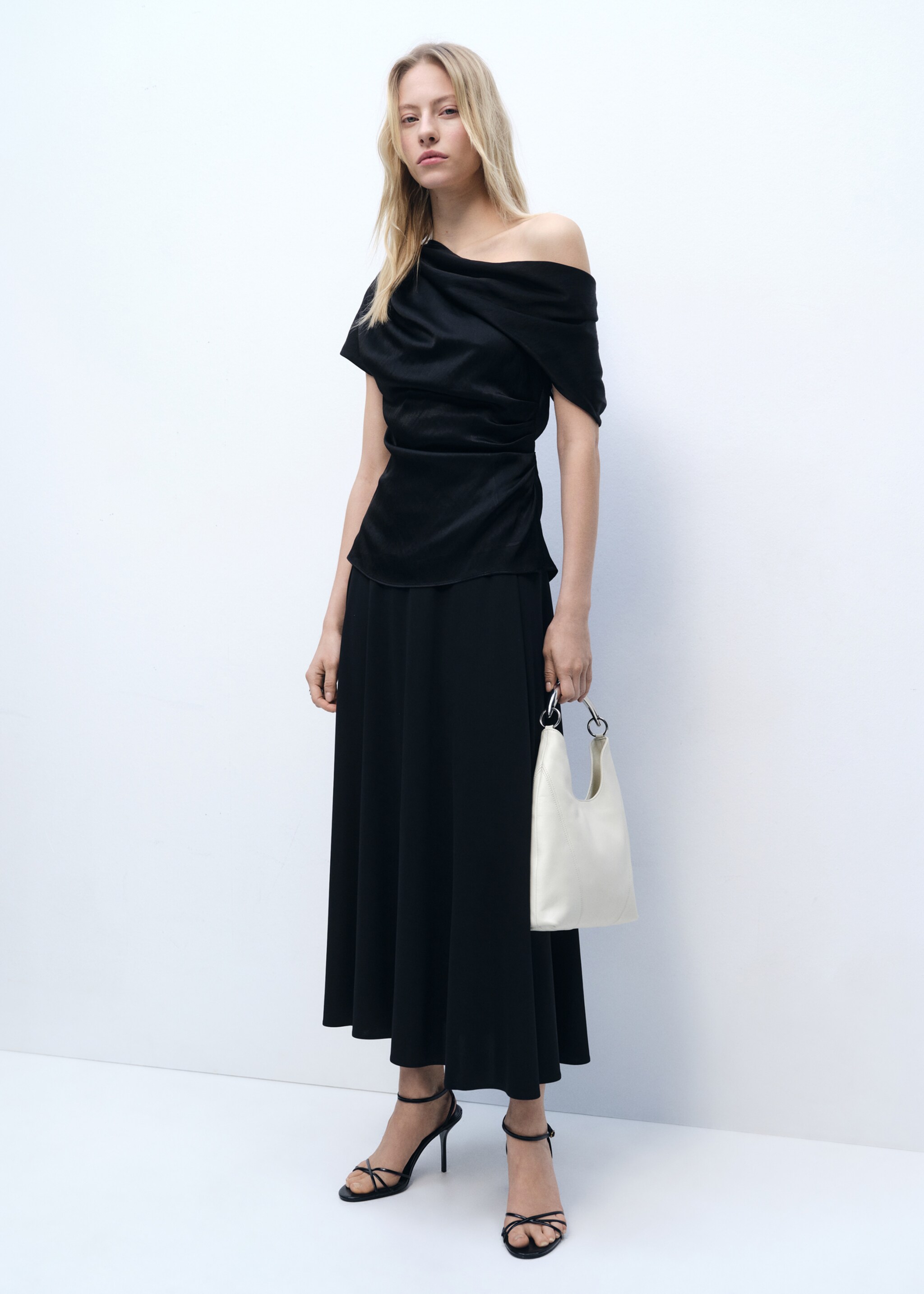 Short-sleeved draped blouse - General plane, Black. Ref: 87046374-00.