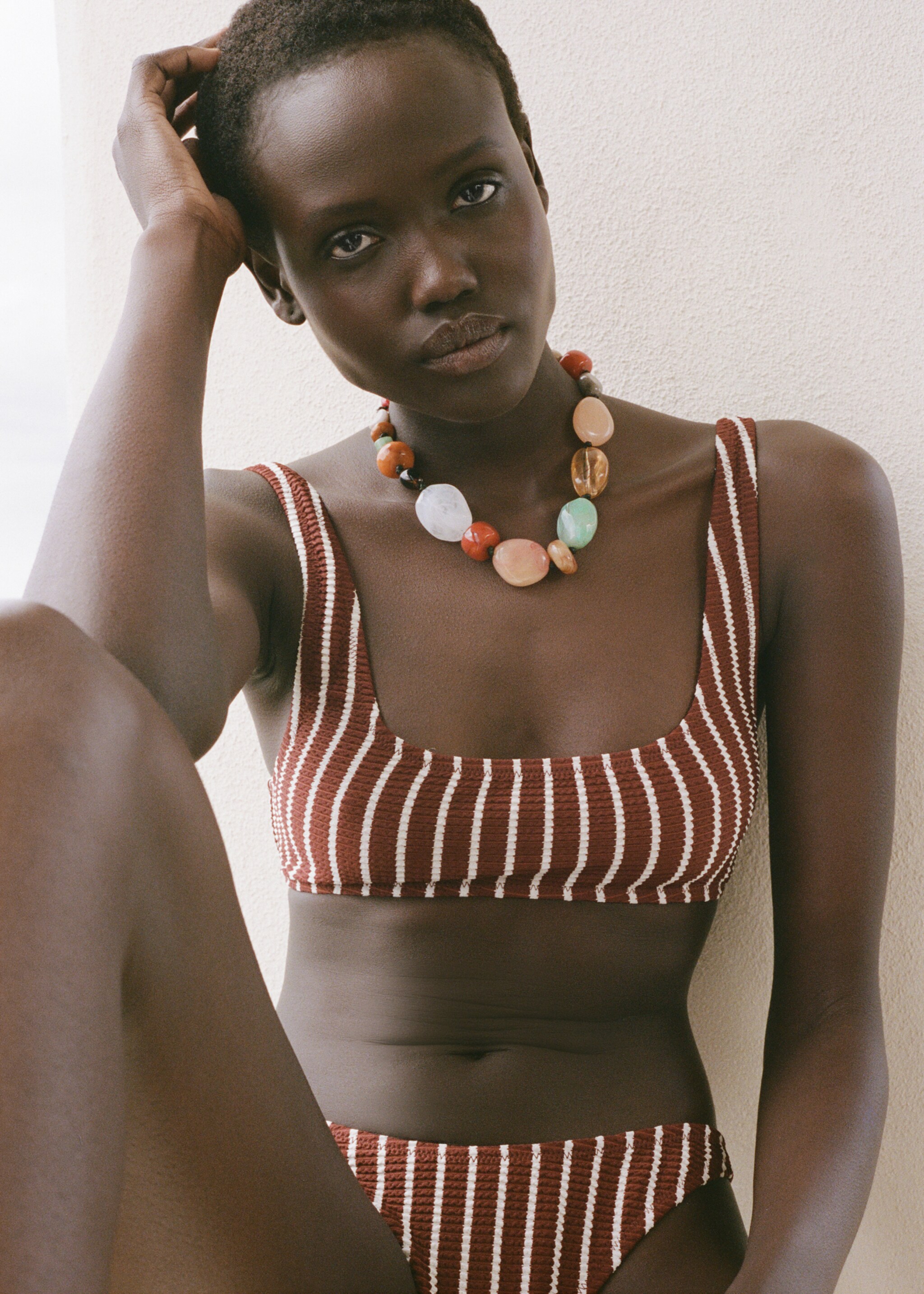 Naszyjnik z koralików - Plan ogólny, Brązowy. Ref: 87047702-00.