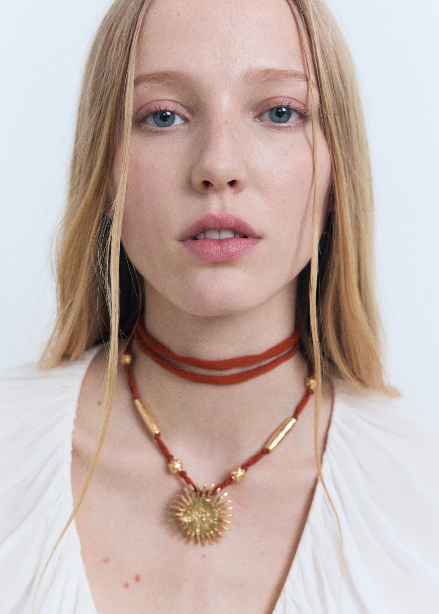 Collier perles détail soleil - Plan général