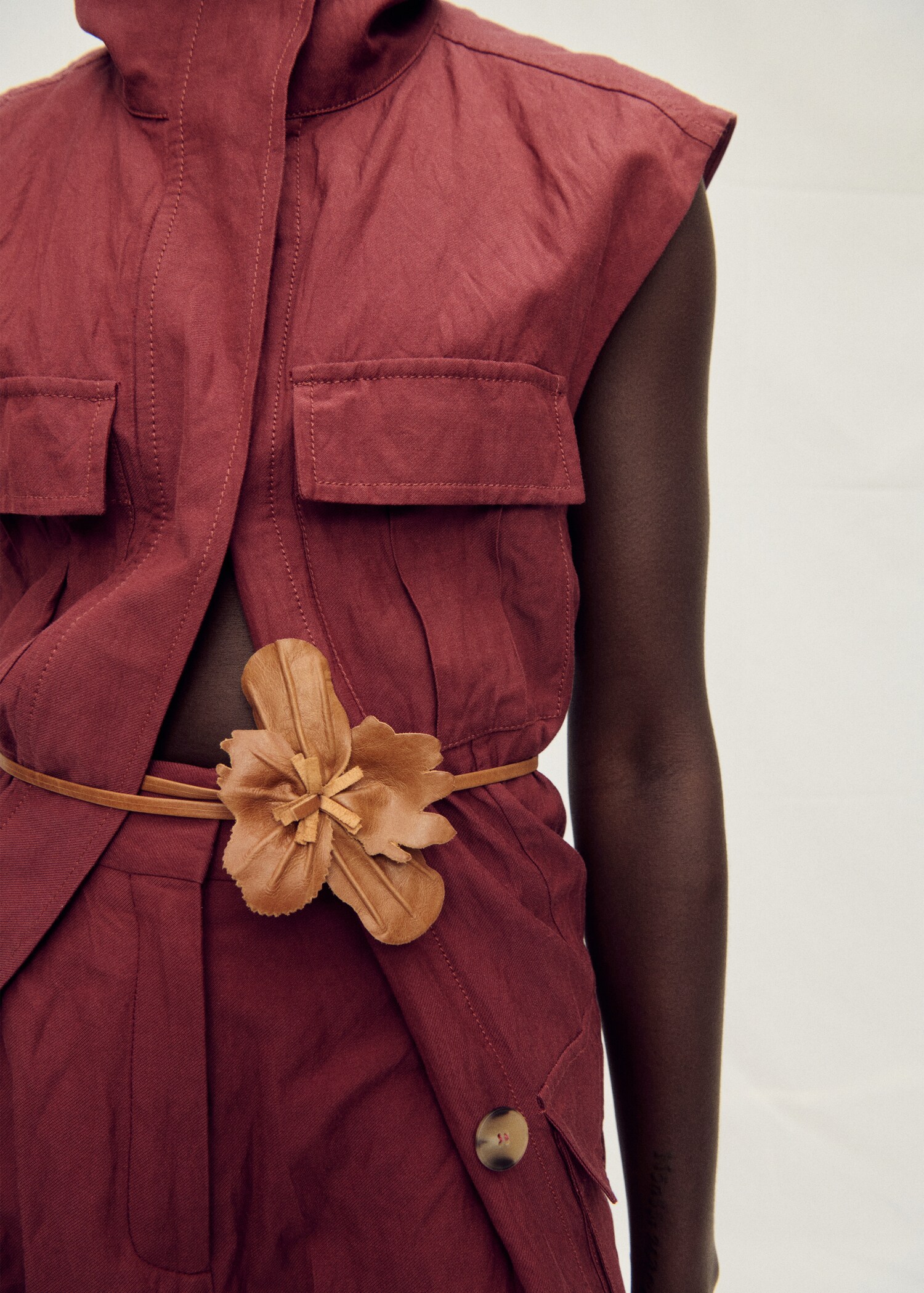 Ceinture fine en cuir avec détail floral - Plan général