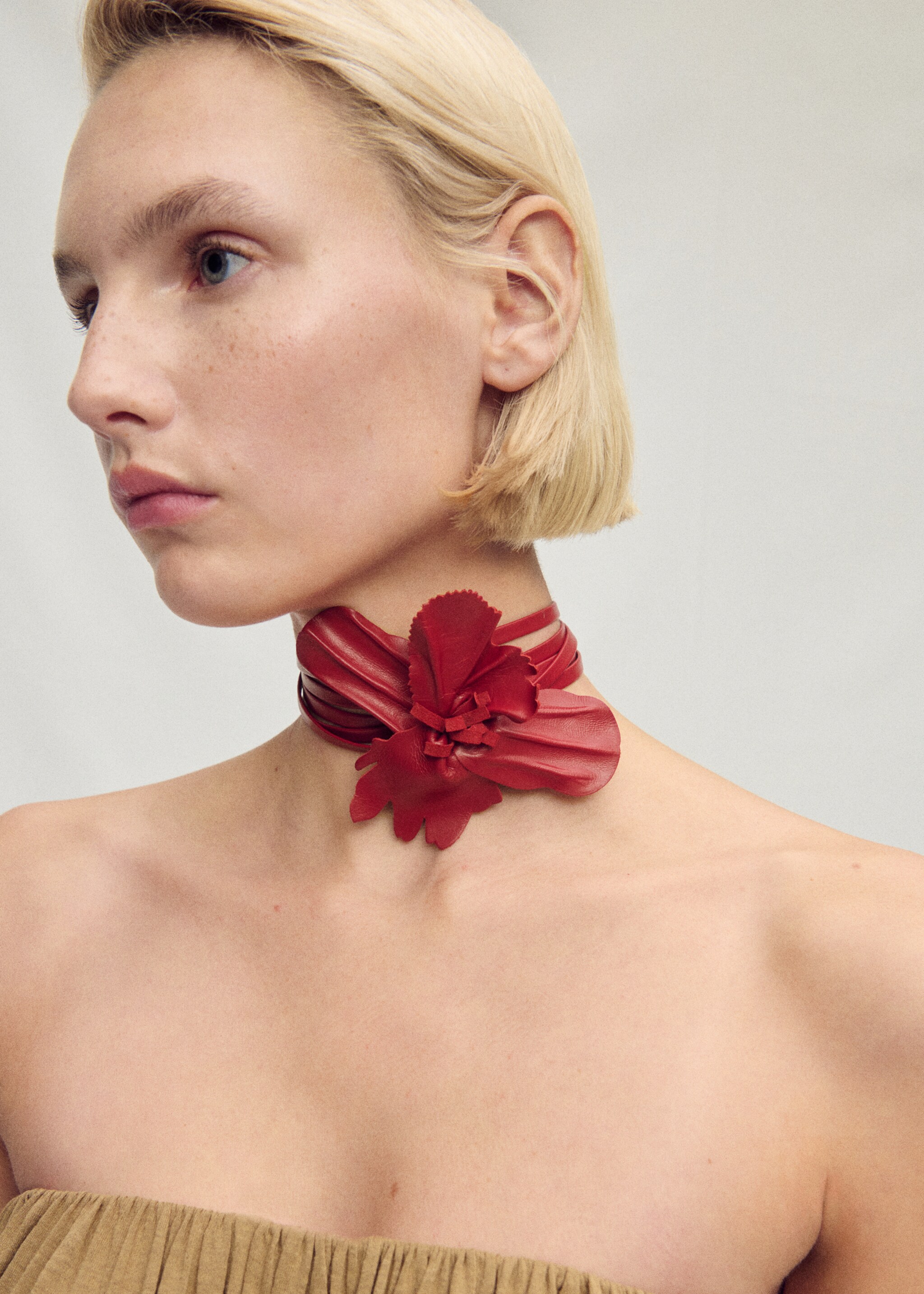 Ceinture fine en cuir avec détail floral - Plan général, Rouge. Ref: 87047714-00.