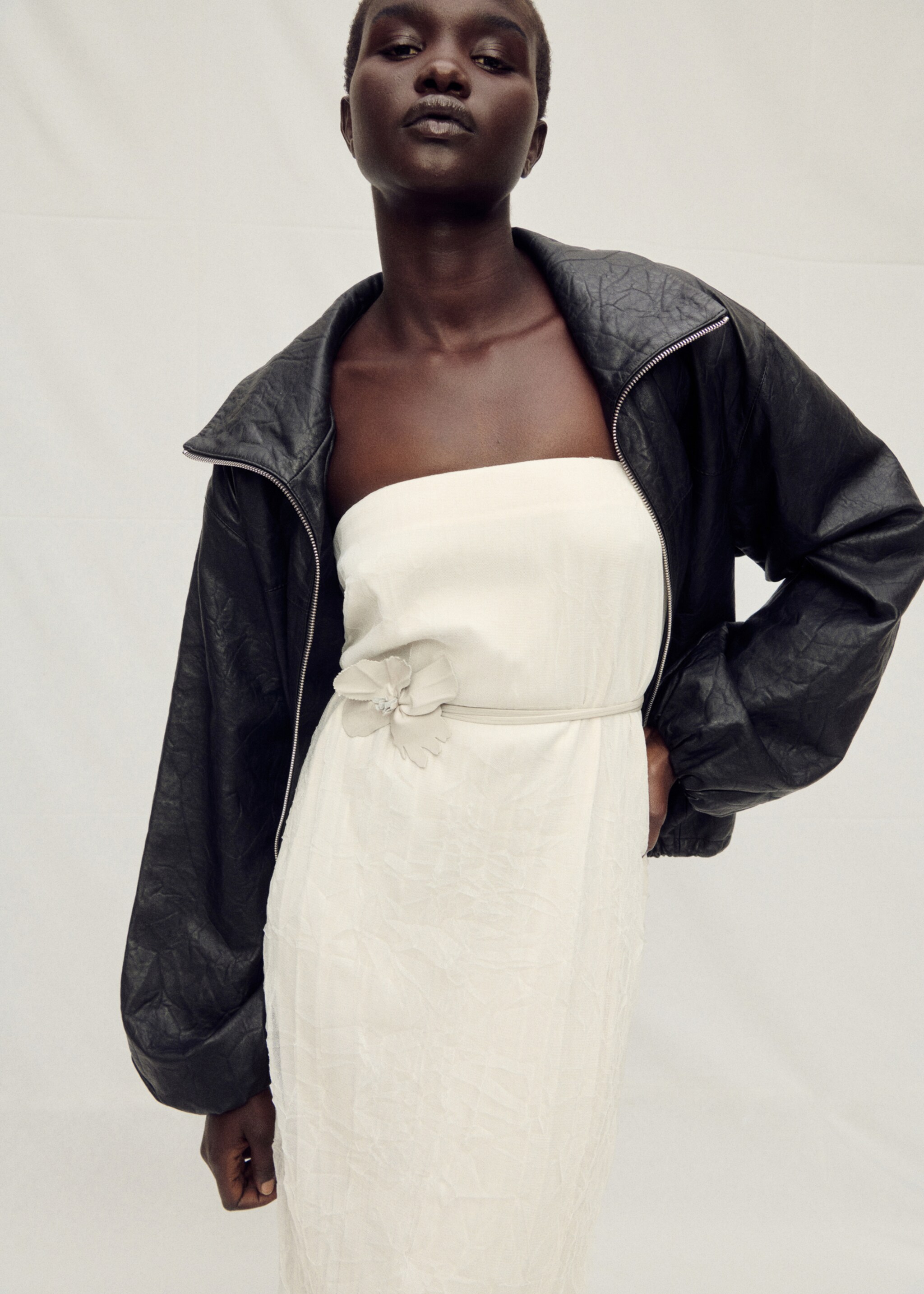 Dunne leren riem met bloemdetail - Overzichtstekening, Grijs. Ref: 87047714-00.