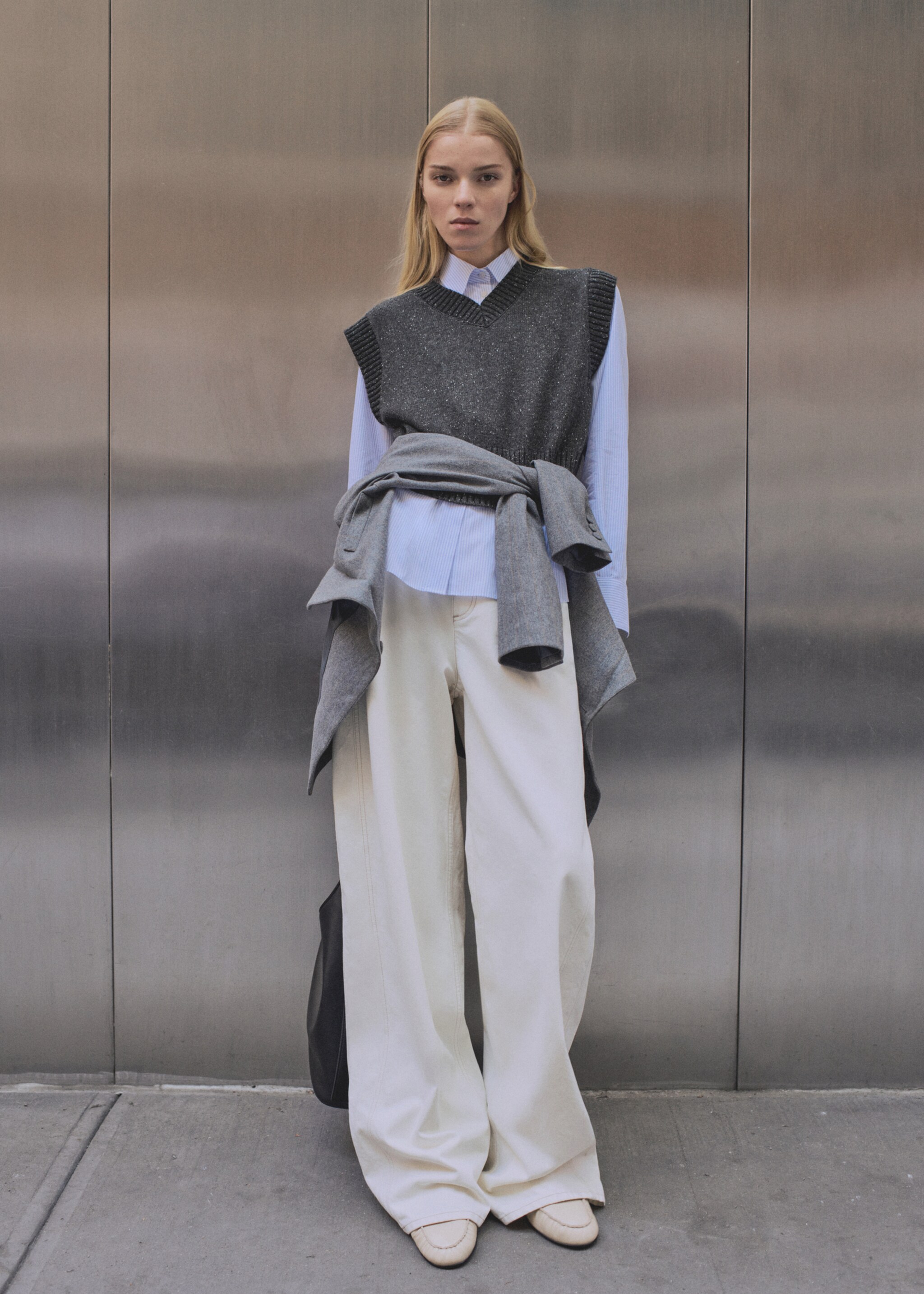 Vestă din tricot cu guler în V - Plan general, Gri mediu. Ref: 87050361-00.