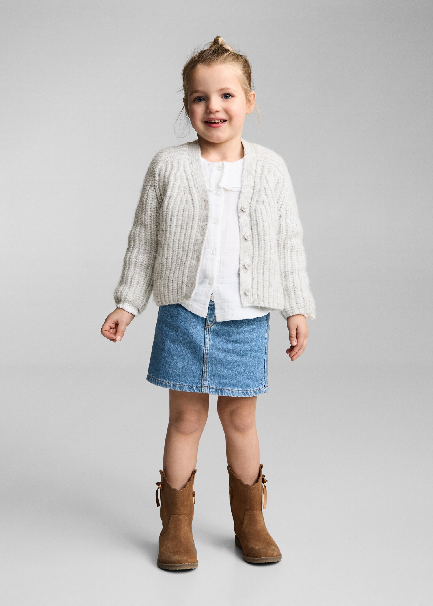 Knitted button cardigan - General plane