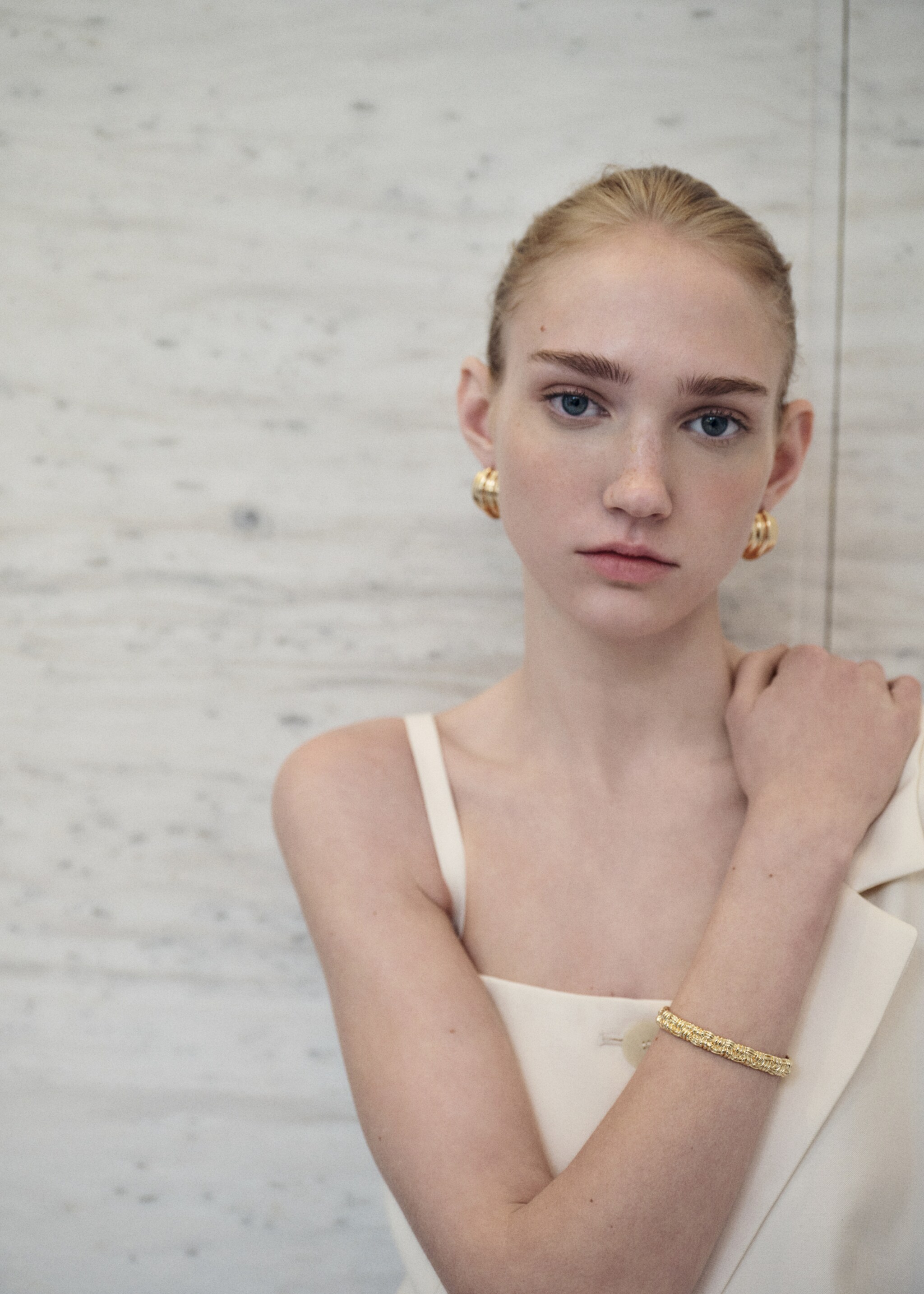 Stelt sammanflätat halsband - Allmän bild, Guld. Ref: 87052543-00.