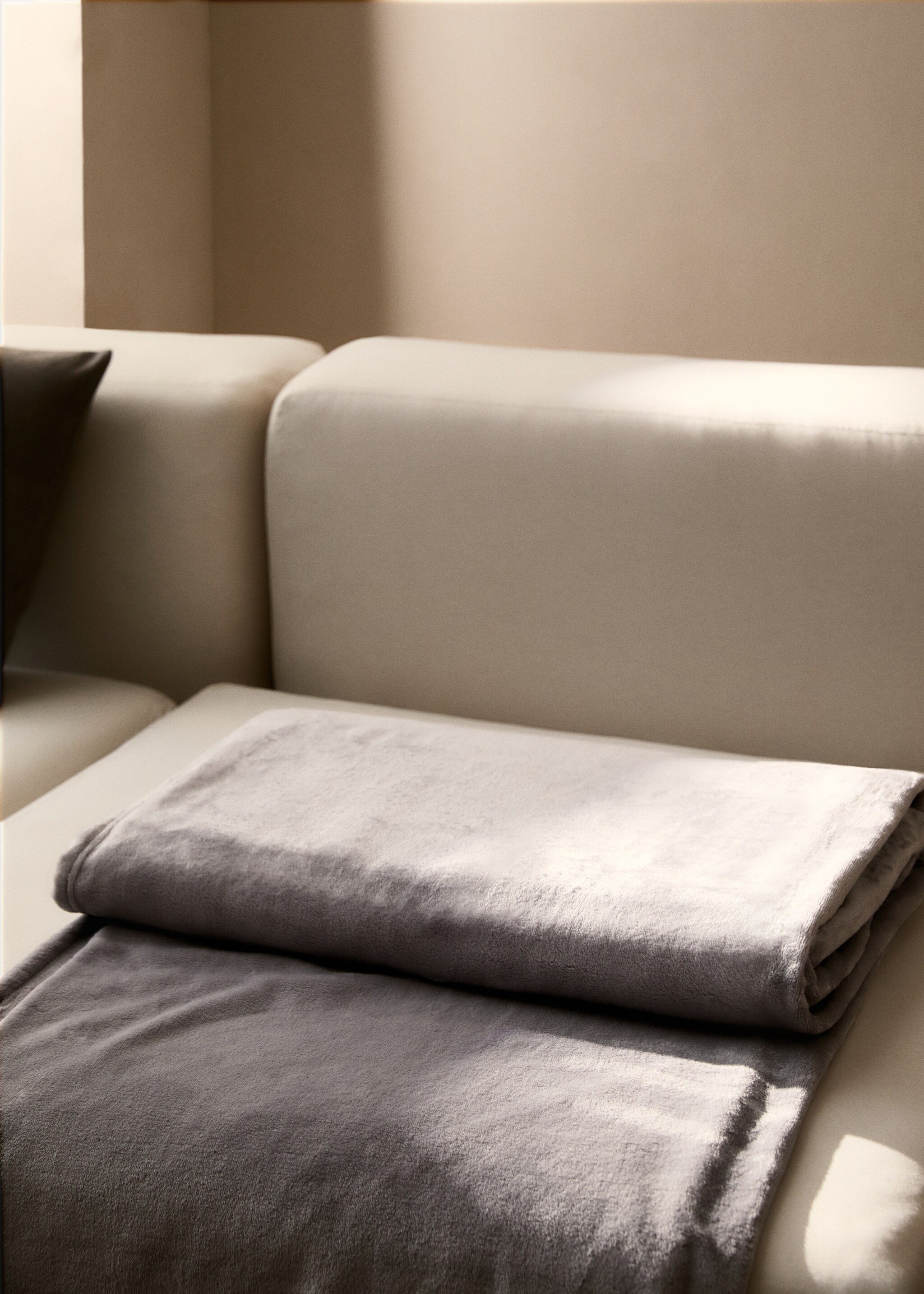 Large soft-touch fleece blanket - General plane, Light/Pastel Grey. Ref: 87052909-00.