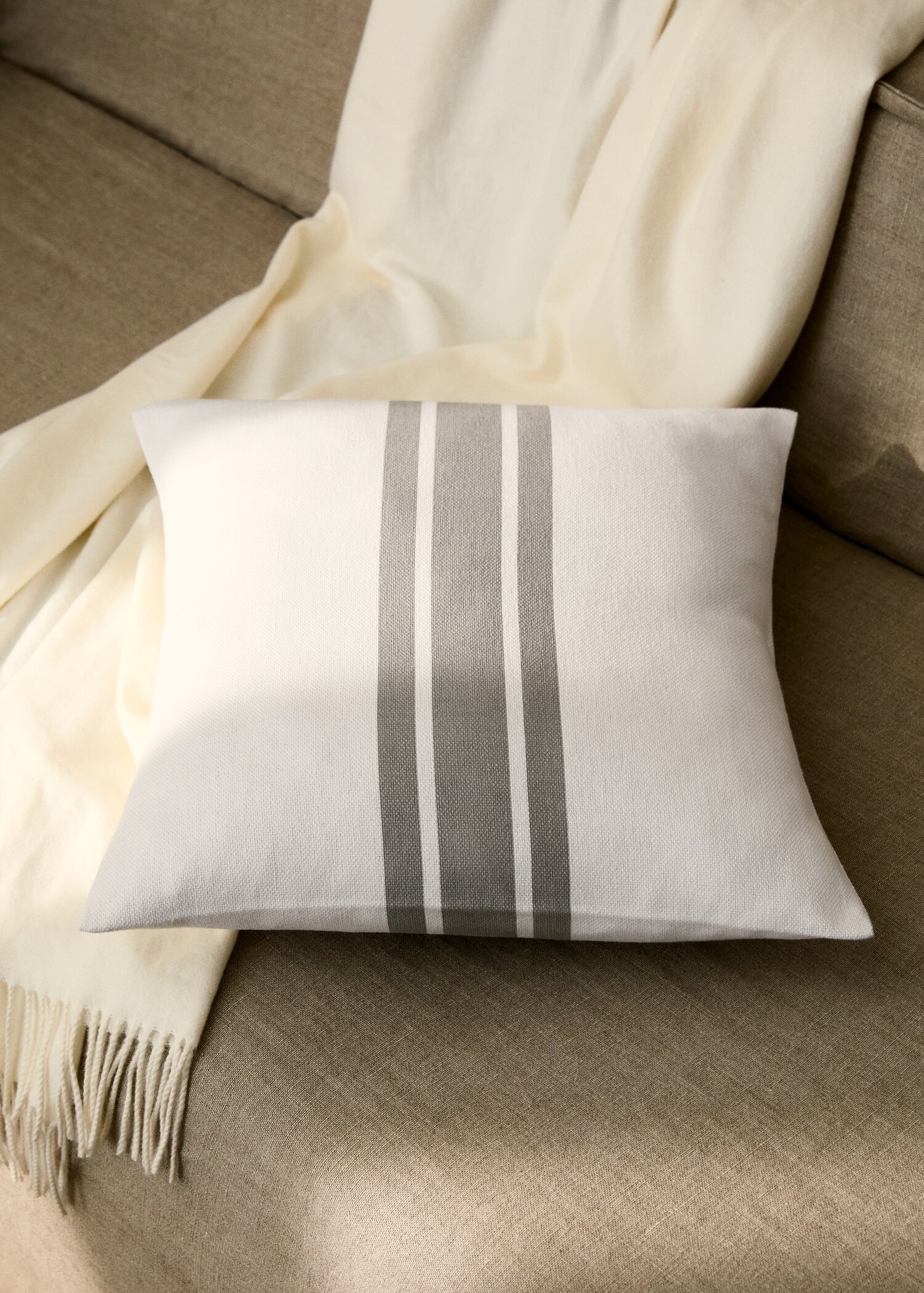 Cushion cover with stripe detail 45x45 cm - General plane
