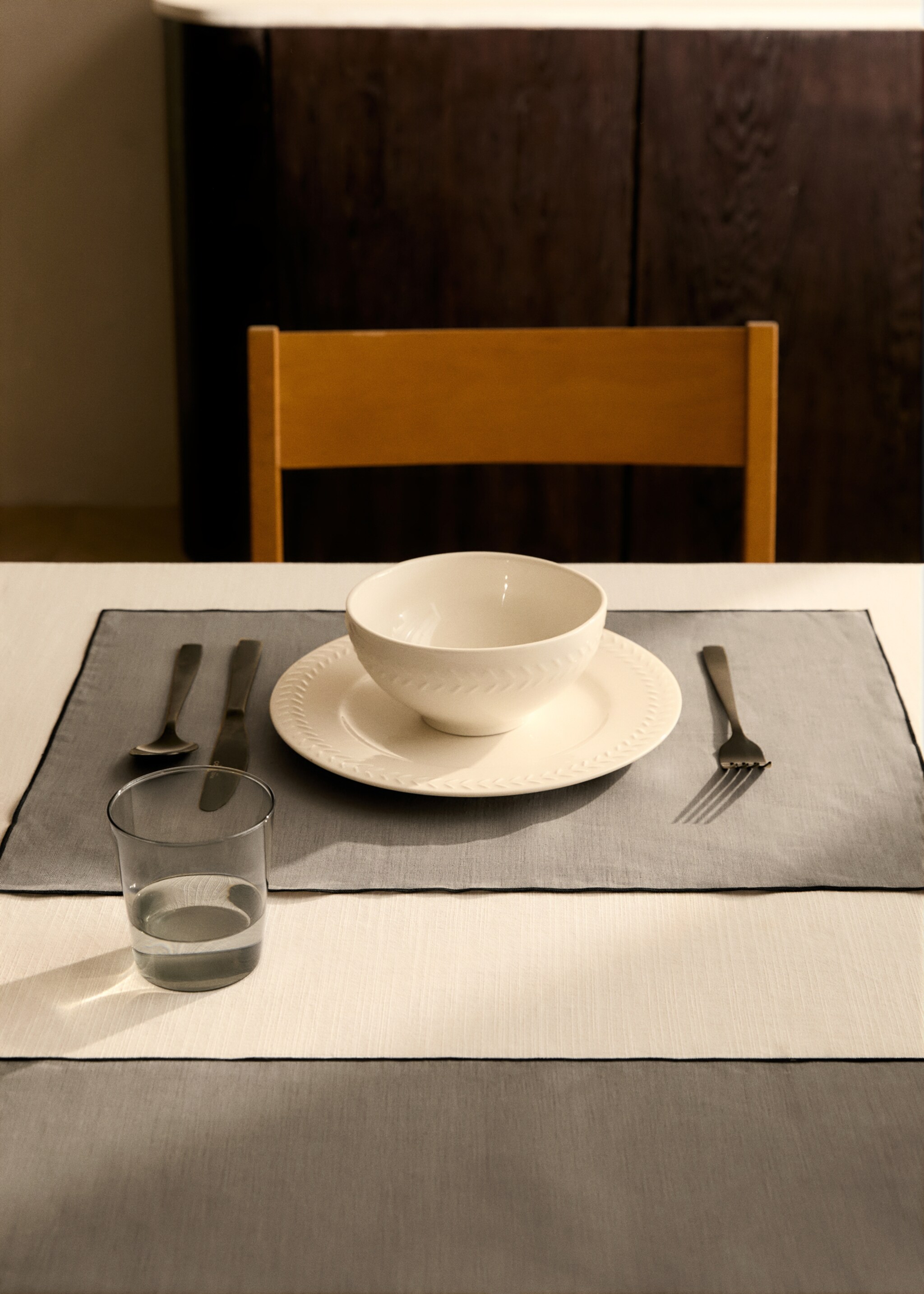 Set de table en lin détail de liséré - Plan général, Gris clair/pastel. Ref: 87052948-00.