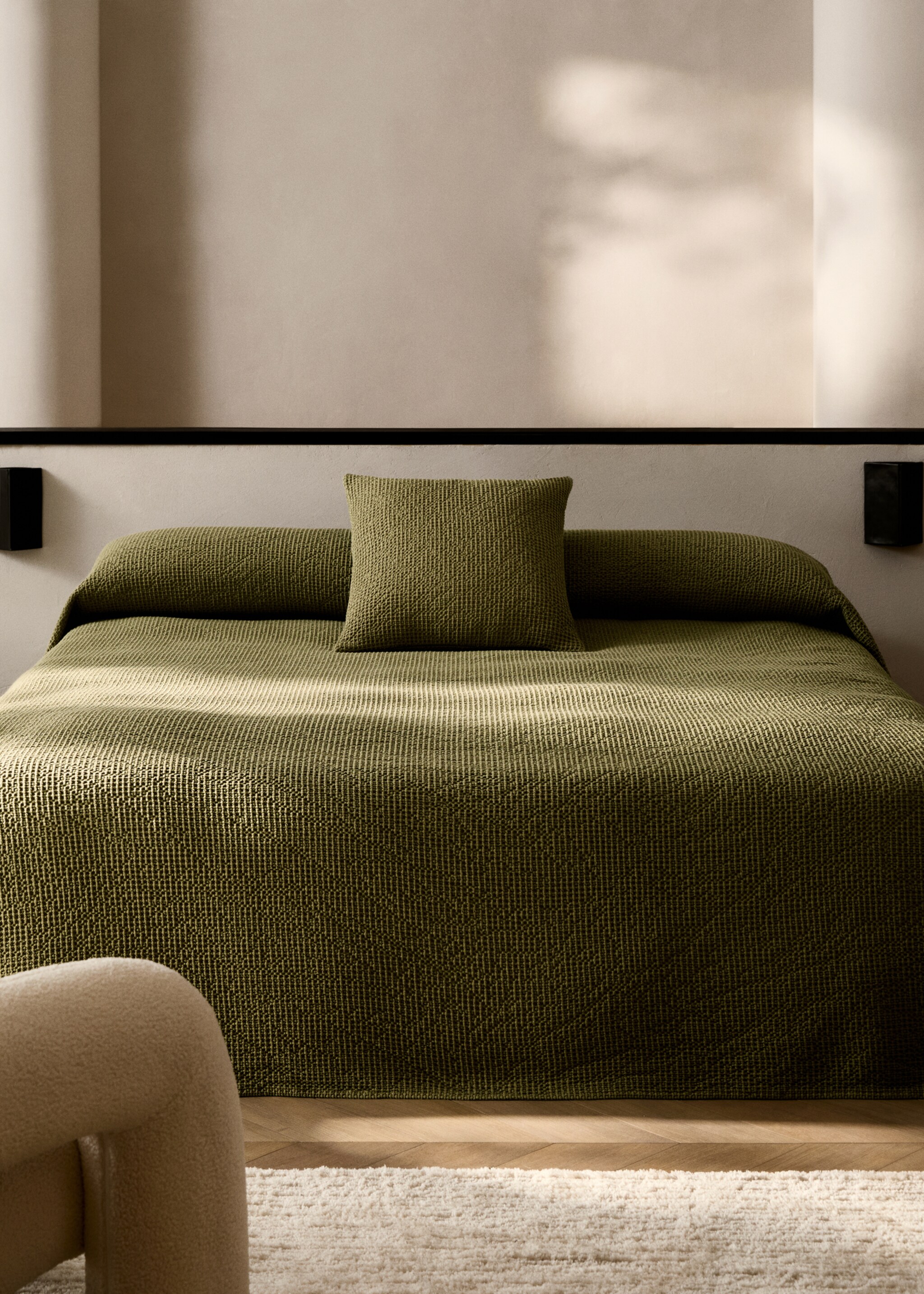 Garment-dyed waffle cotton bedspread for 130/150 cm bed - General plane, Khaki. Ref: 87052958-00.