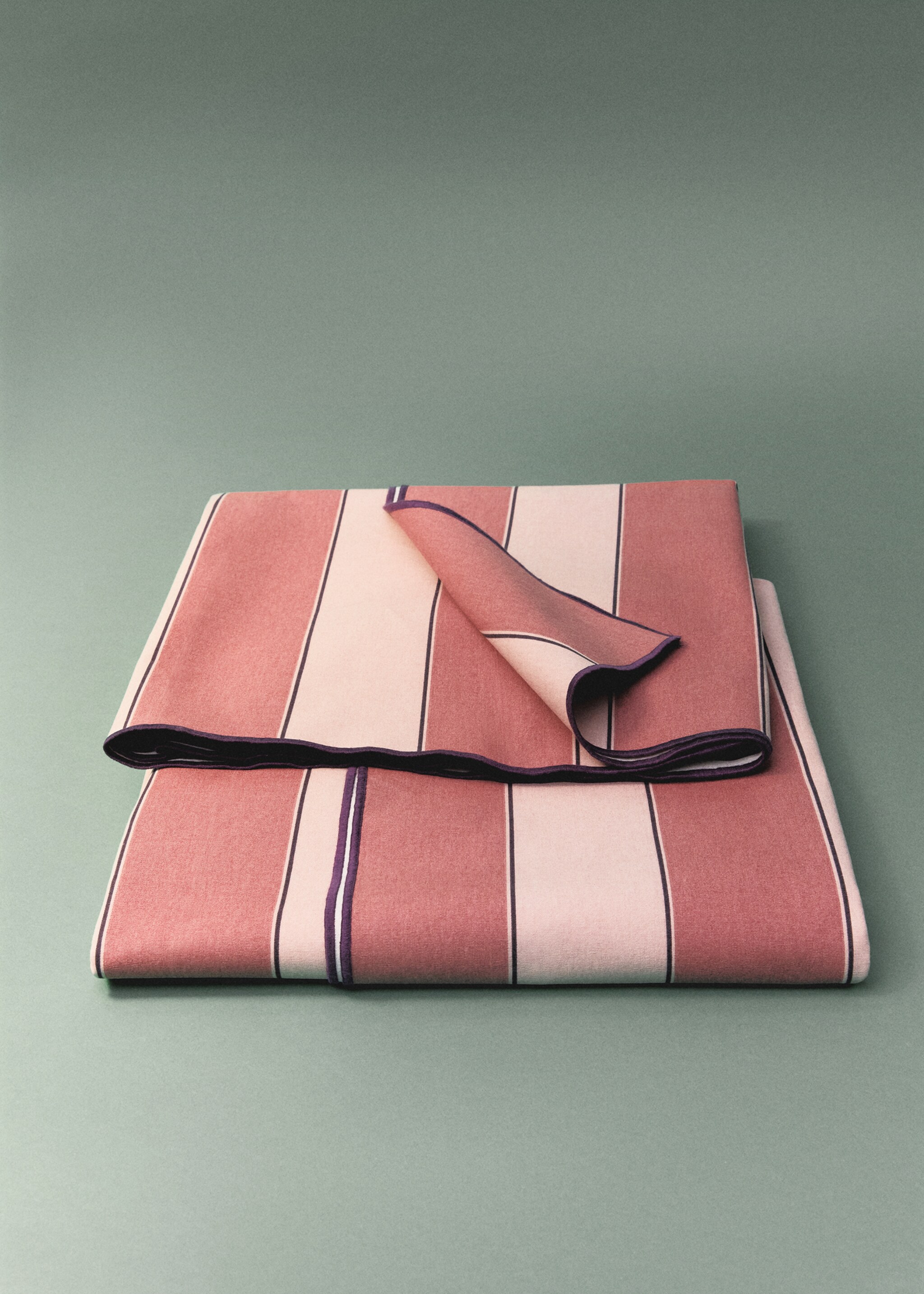 Βαμβακερό ριγέ τραπεζομάντιλο με ρητίνη για 2 έως 4 άτομα - Γενικό πλάνο, Ροζ. Ref: 87053298-00.