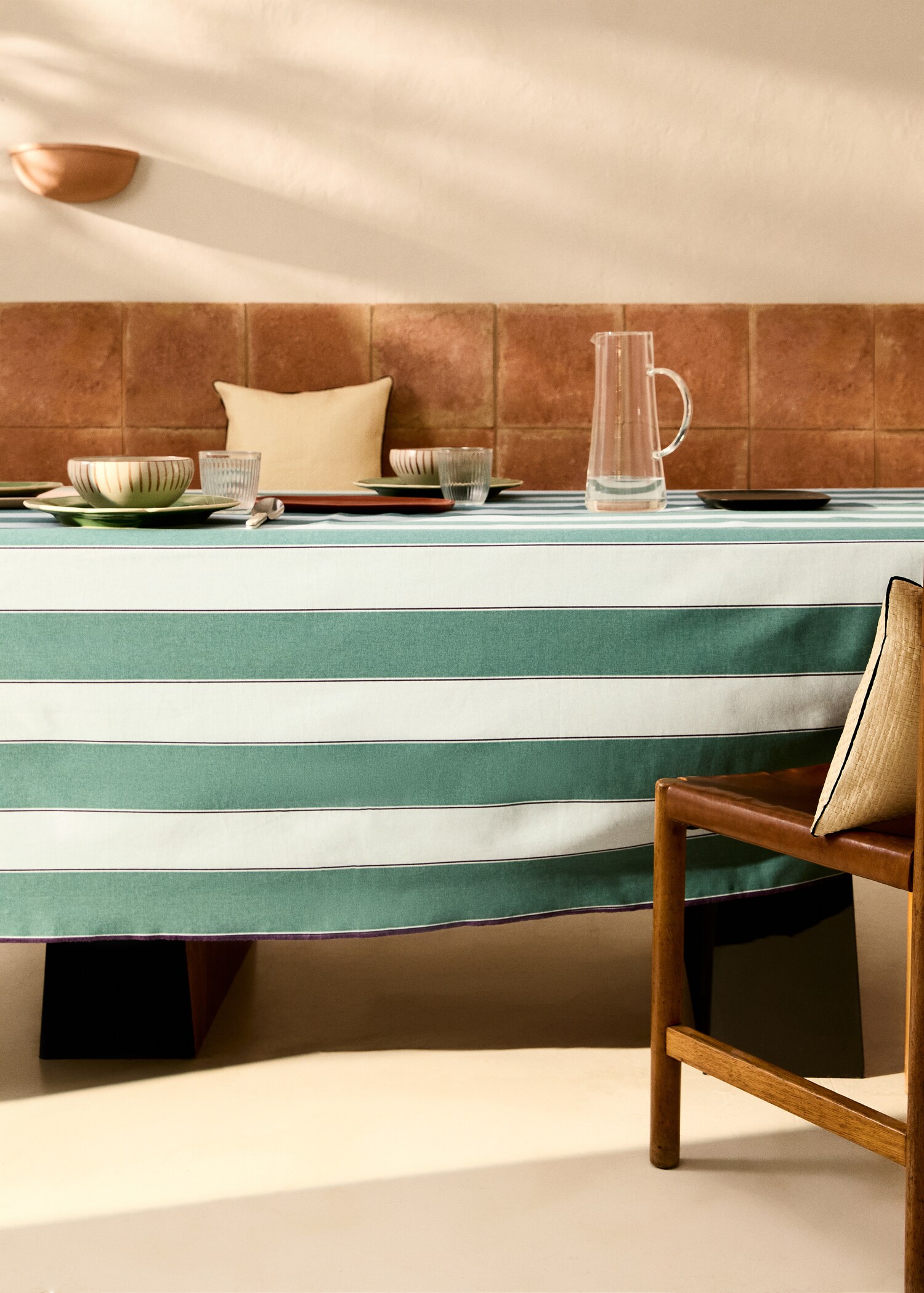 Cotton tablecloth with resin stripe for 6 to 8 diners - General plane