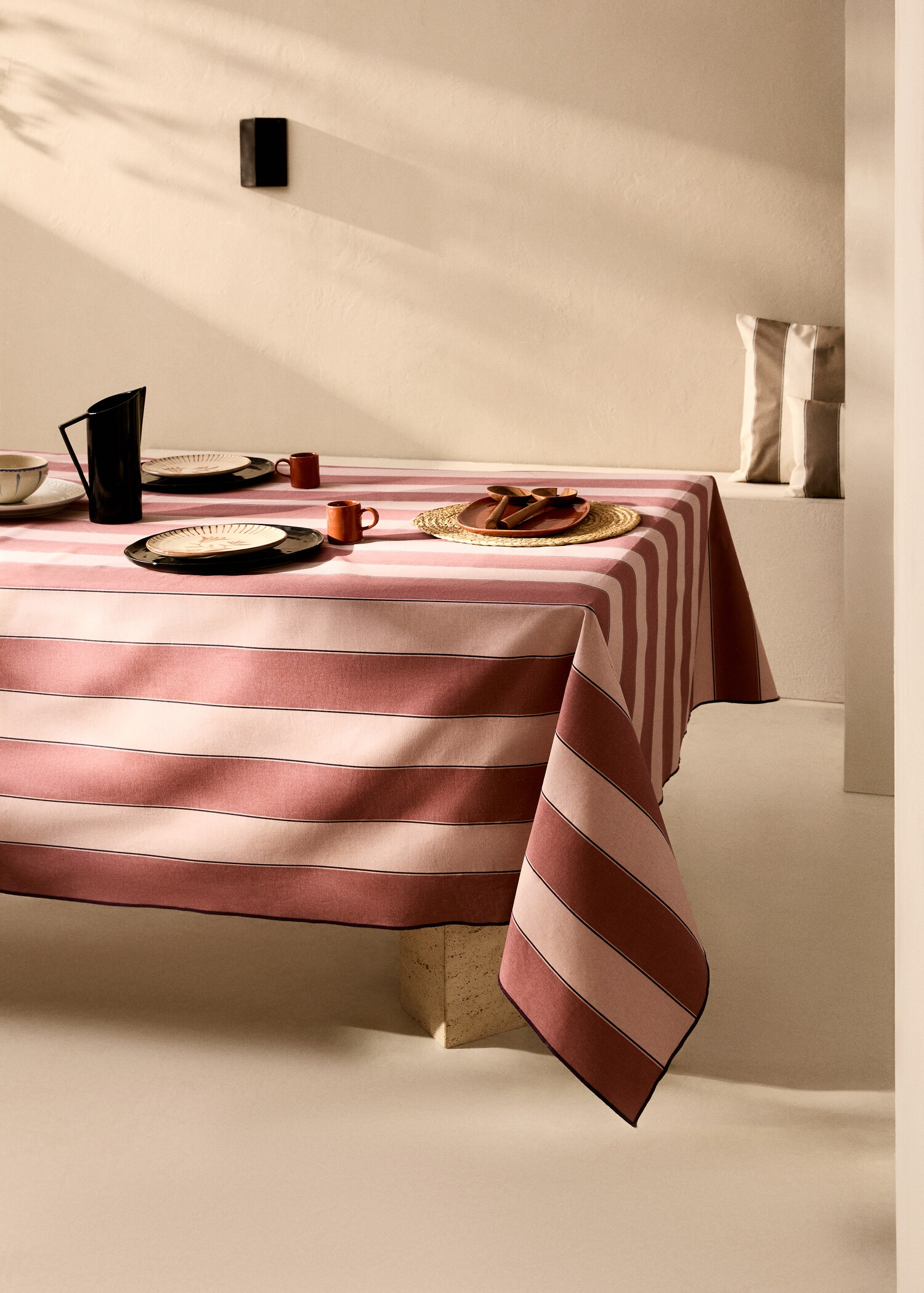 Cotton tablecloth with resin stripe for 6 to 8 diners - General plane
