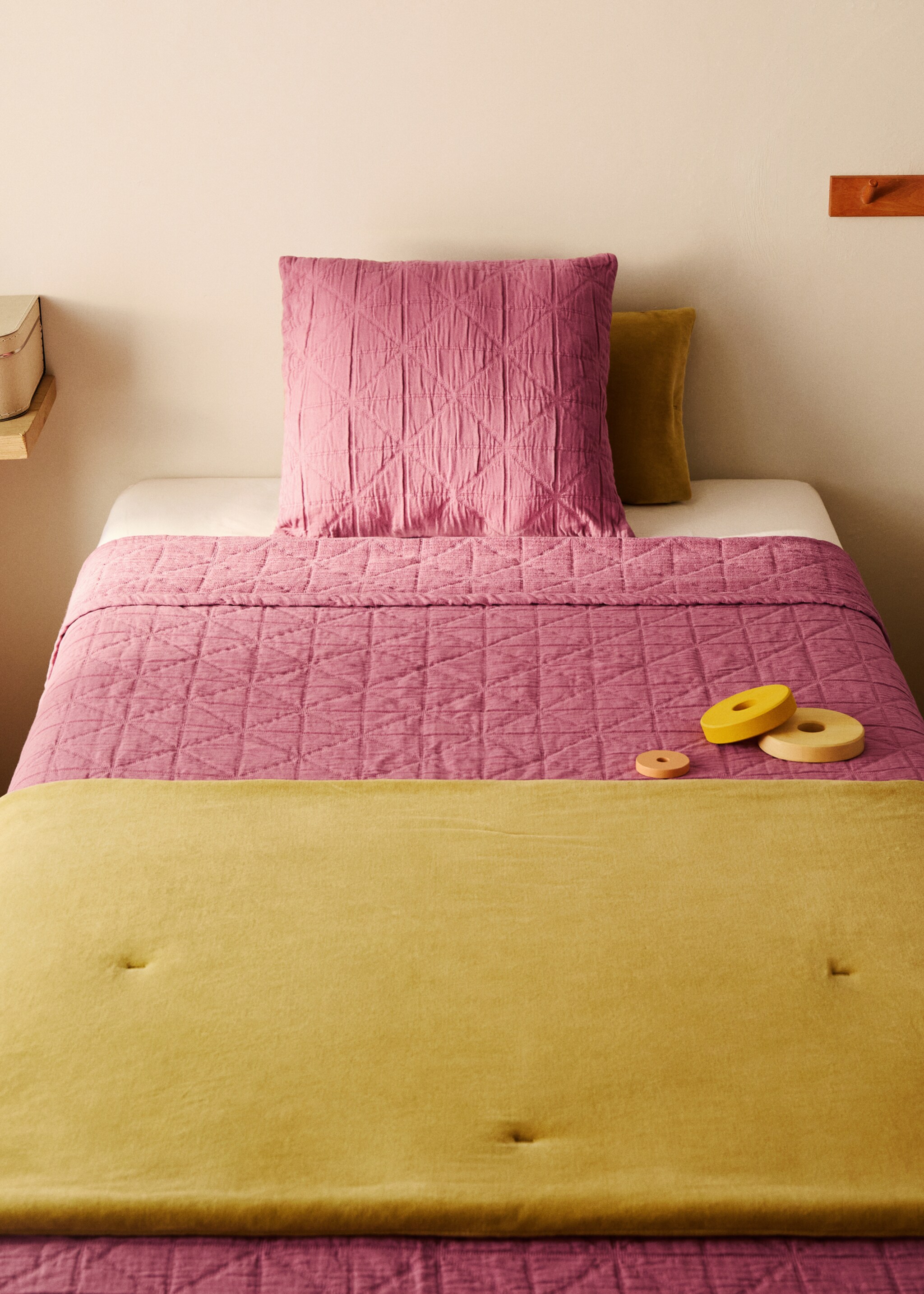 Couvre-lit enfant coton garment-dyed jacquard losanges lit 90/105 cm - Plan général, Rose. Ref: 87054083-00.