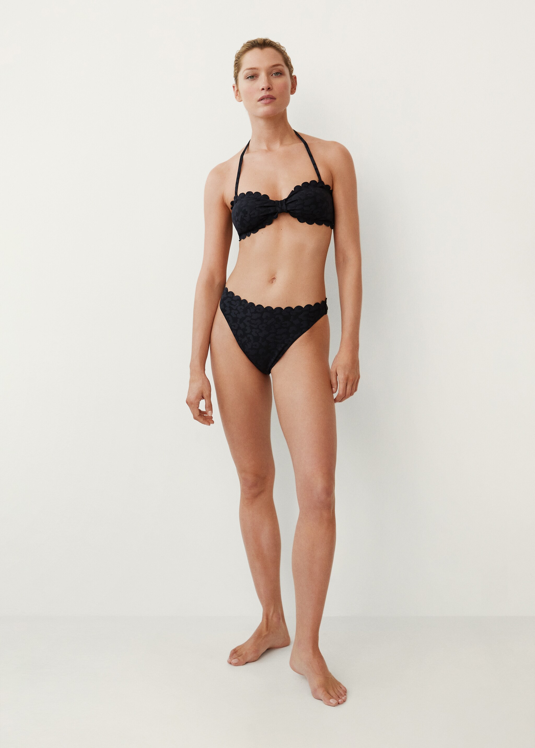 Braguita bikini festoneada - Plano general