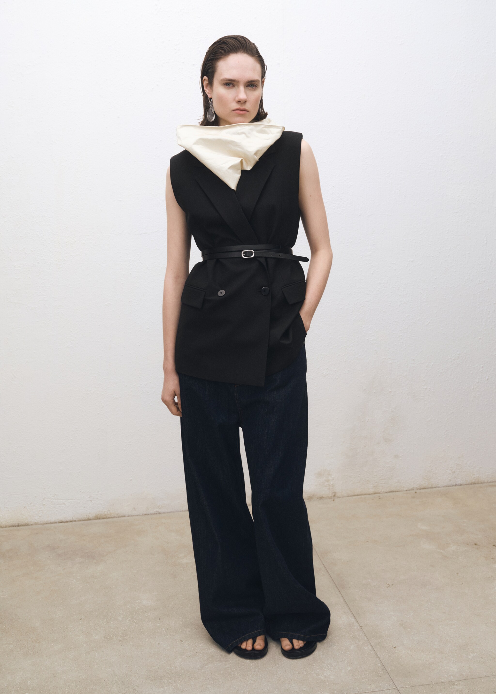 Wool-blend waistcoat with lapels - General plane, Black. Ref: 87054426-00.
