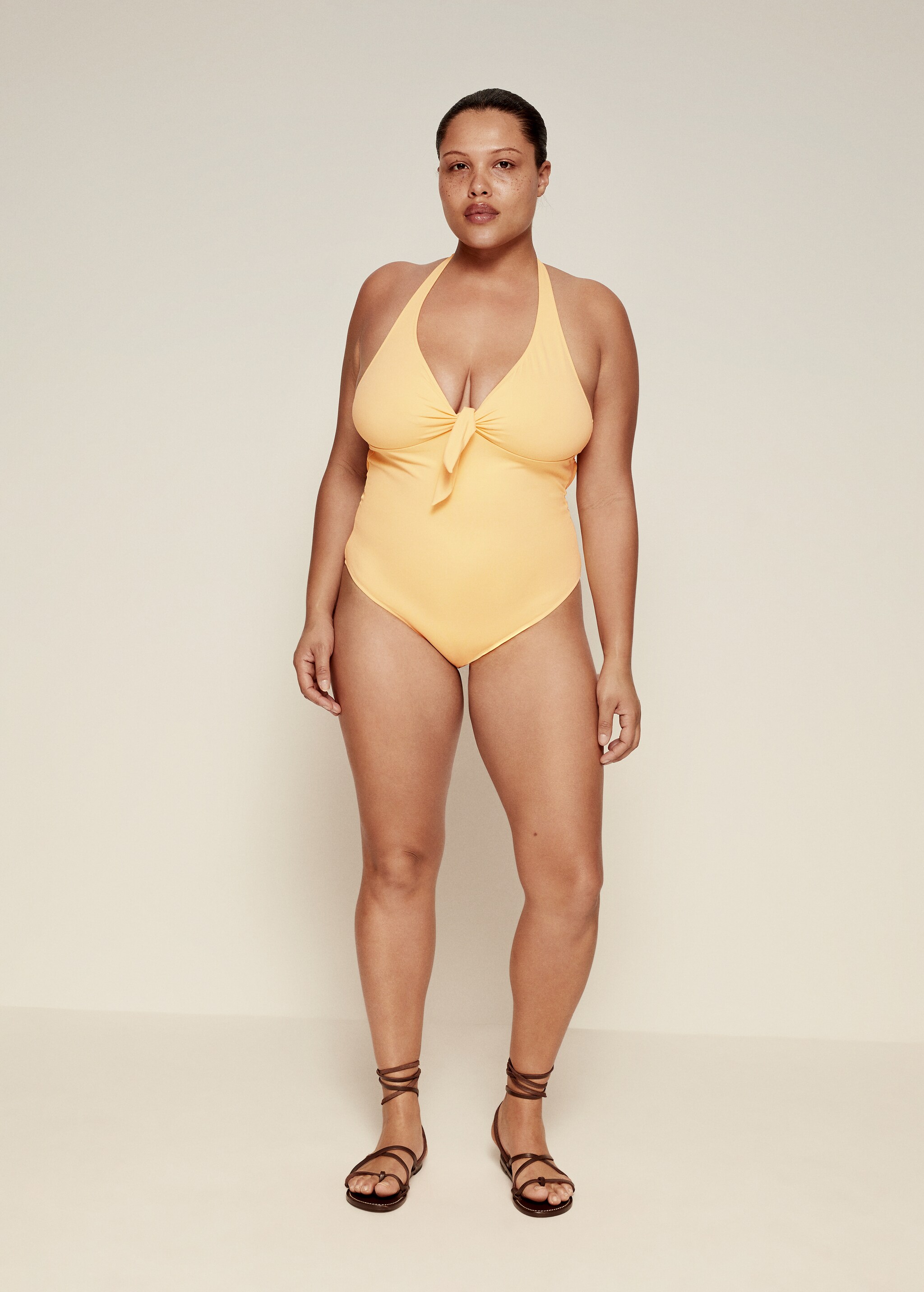 Open-back swimsuit with knot - General plane