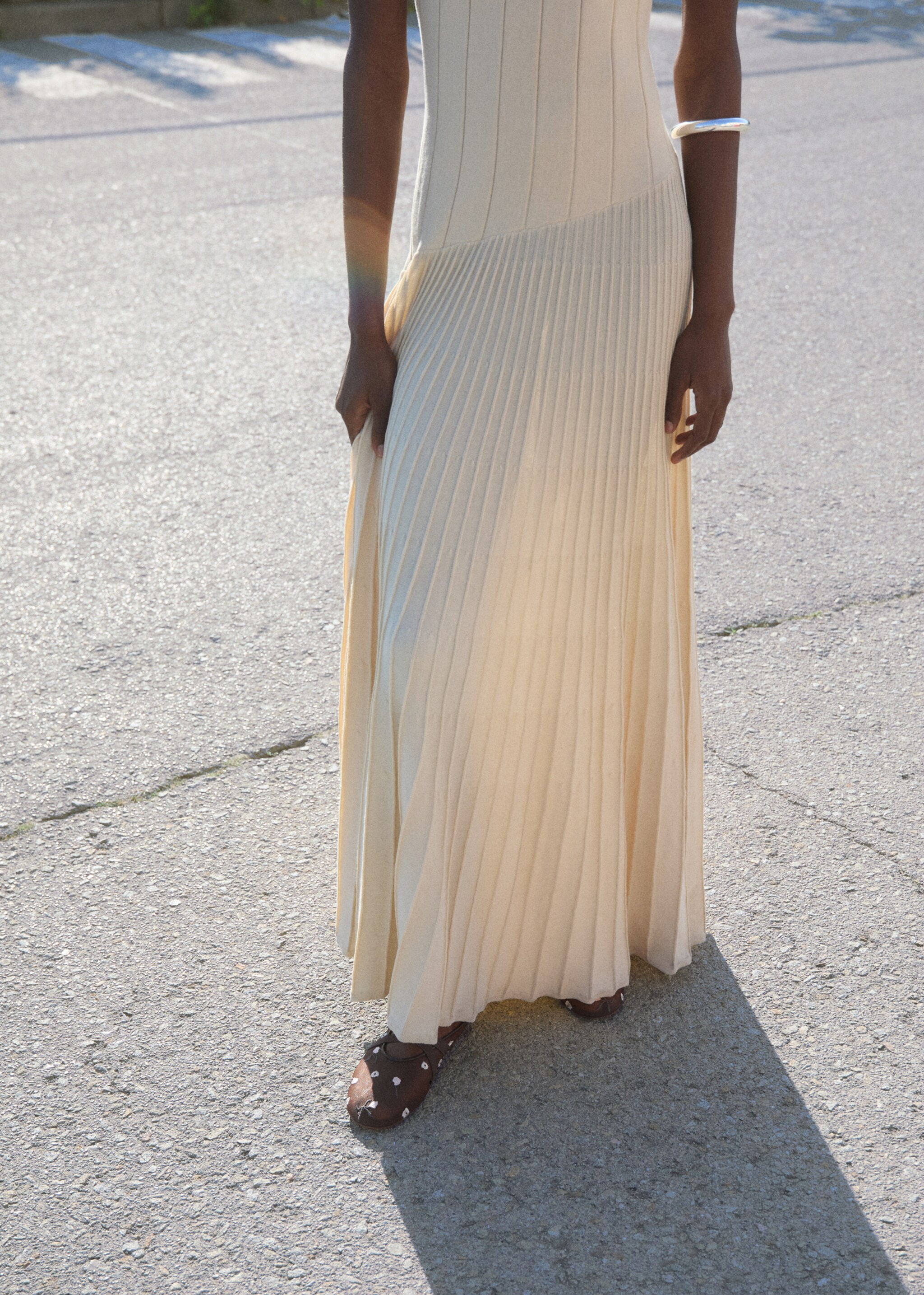 Ballerina flats with cross straps with embroidered flowers - General plane, Brown. Ref: 87056710-00.