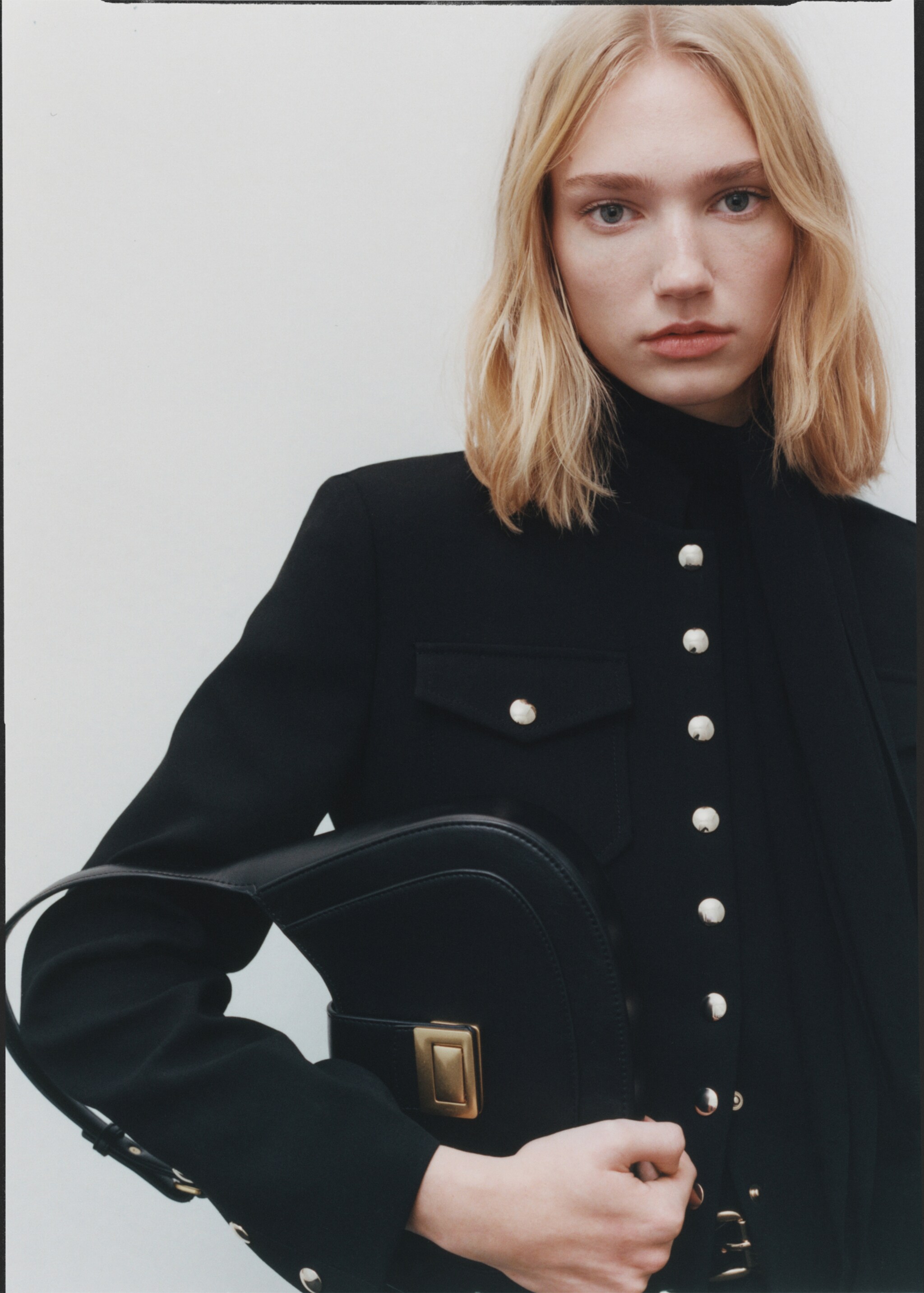 Schultertasche mit Metallverschluss - Allgemeine Ansicht, Schwarz. Ref: 87060415-00.