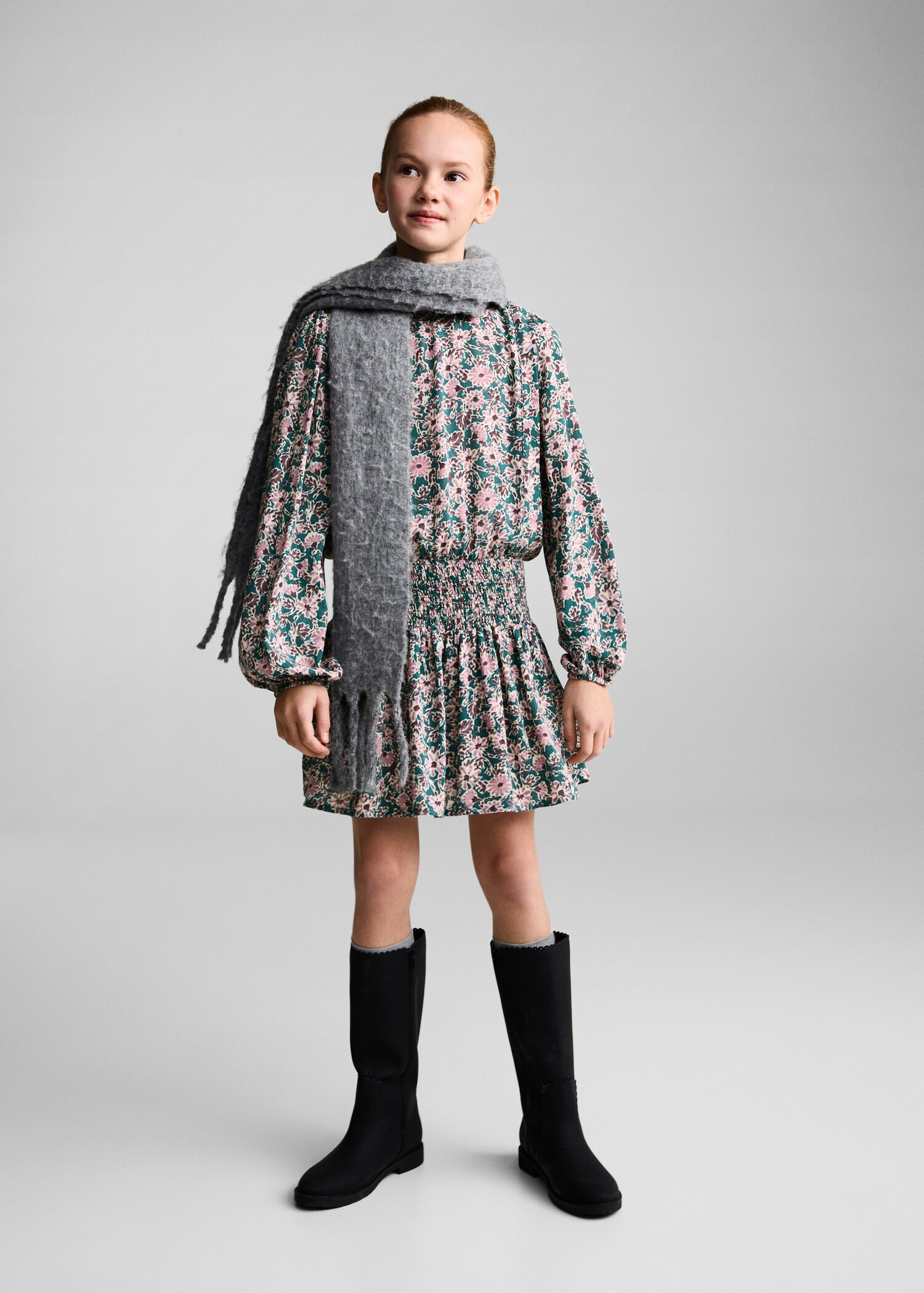 Robe à fleurs détail froncé - Plan général