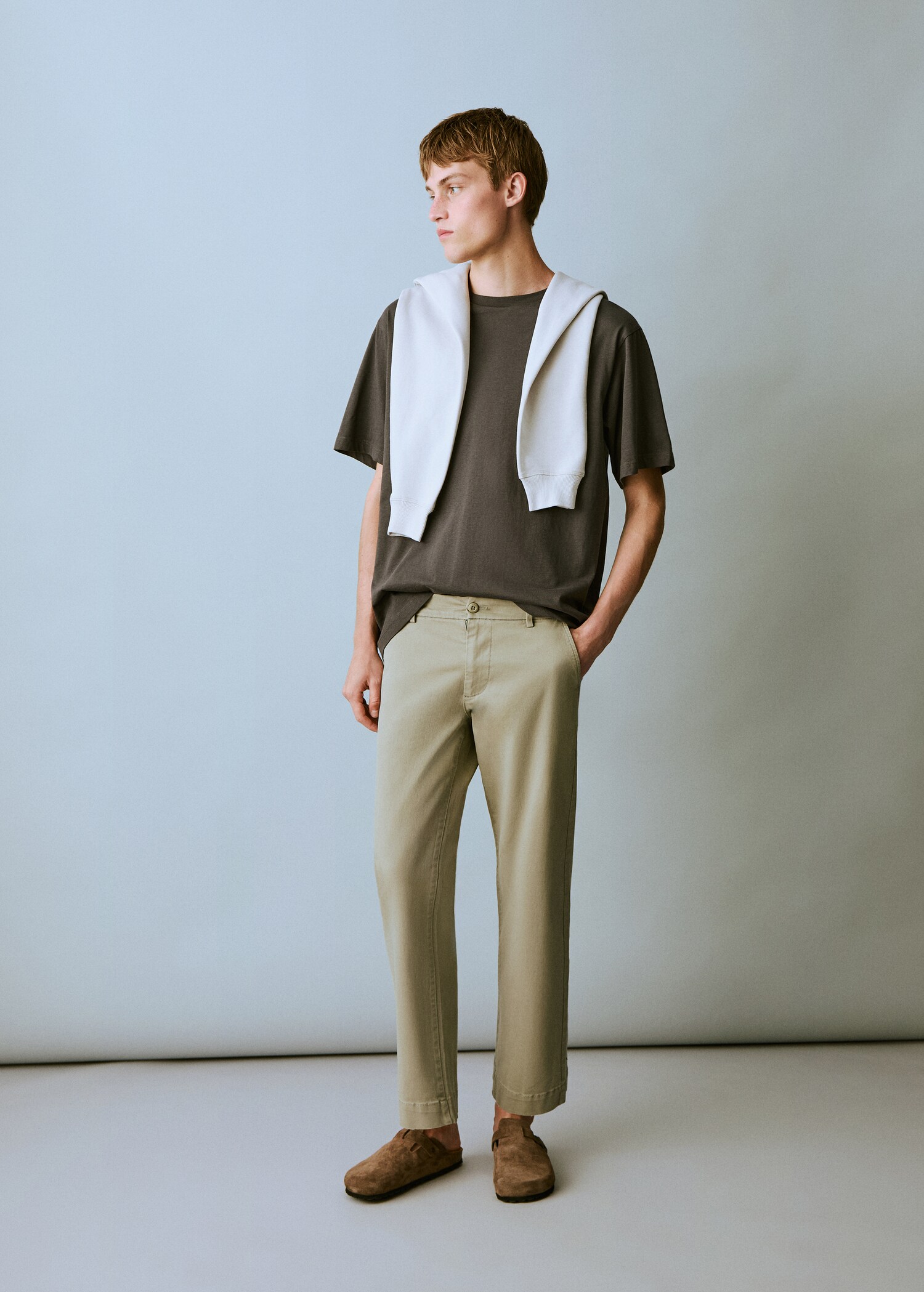 Pantalón chino straight fit - Plano general