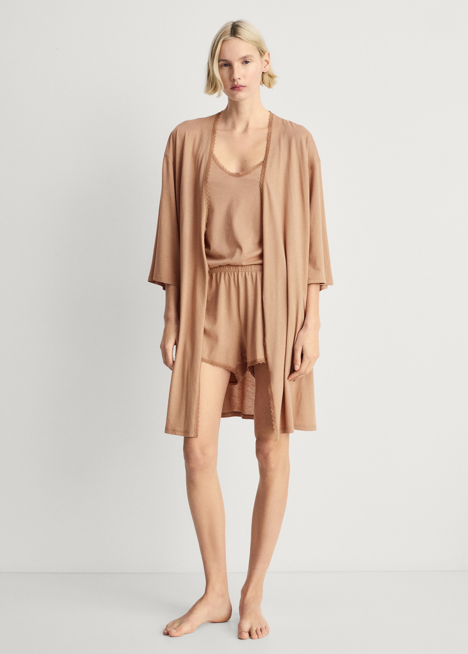 Βαμβακερή ρόμπα με τελειώματα σε αντίθεση - Γενικό πλάνο