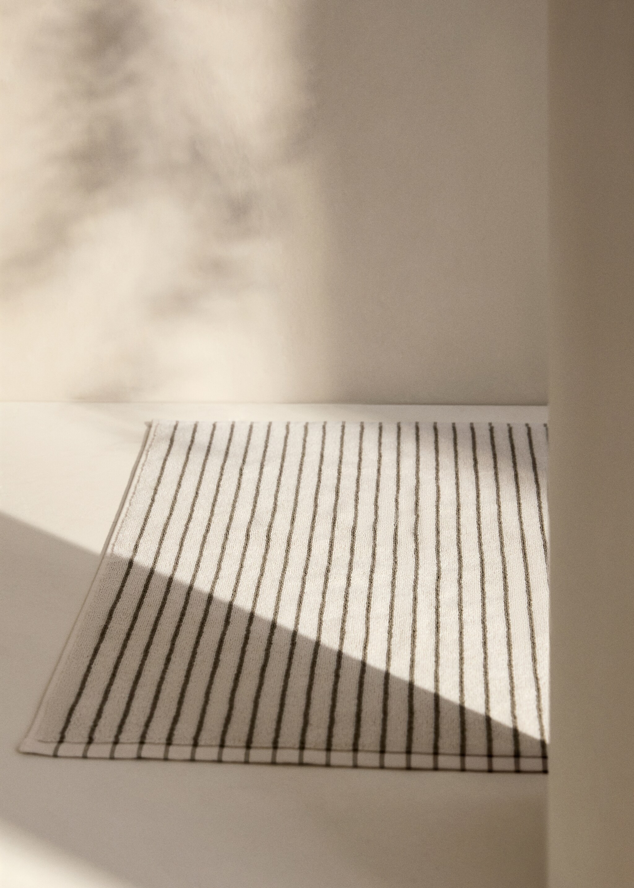 Randig badmatta i två färger - Allmän bild, Beige. Ref: 87063294-00.