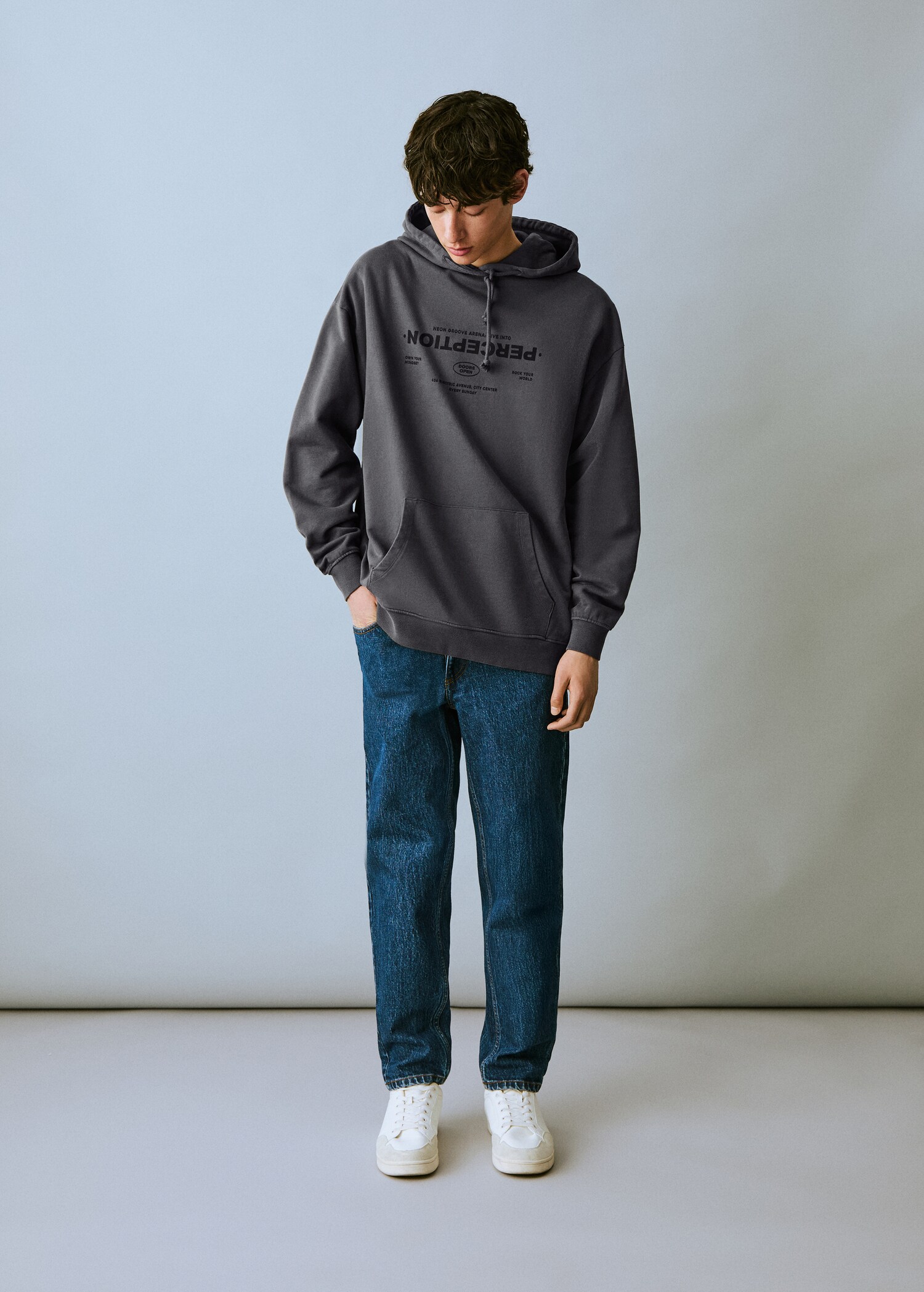 Dessuadora cangur missatge - Pla general