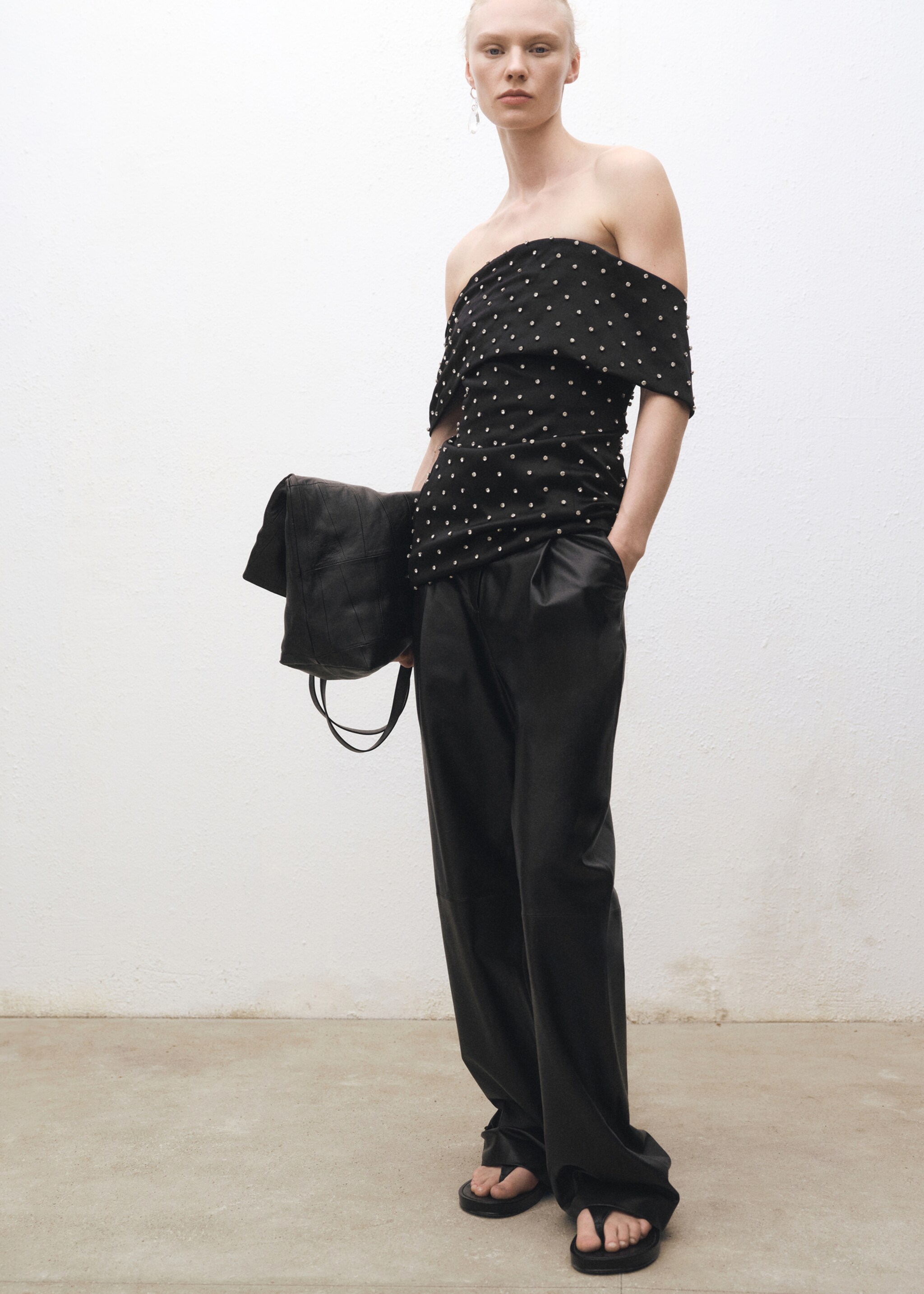 Gerade Lederhose mit Bundfalten-Detail - Allgemeine Ansicht, Schwarz. Ref: 87064418-00.