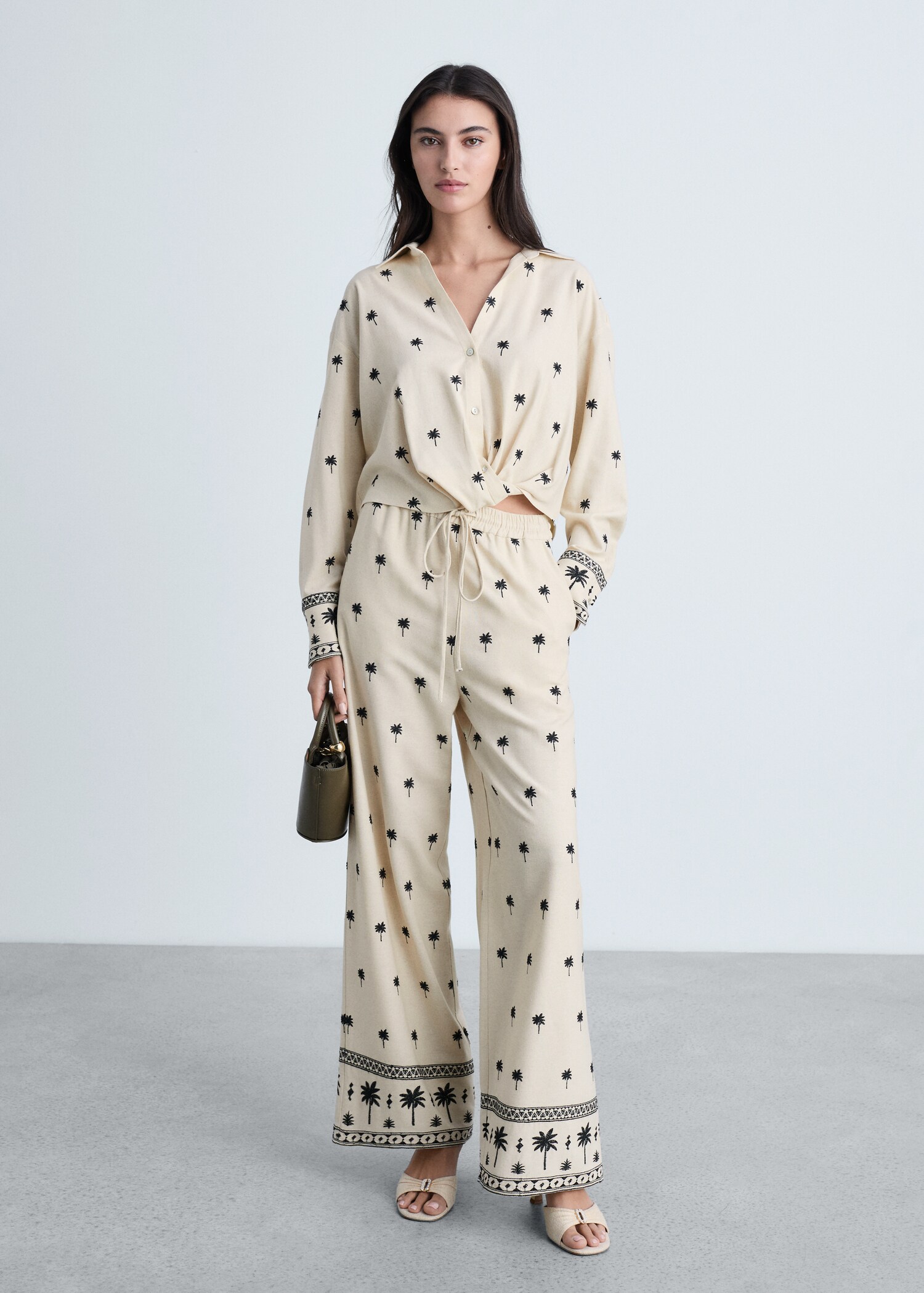 Geborduurde blouse met knoop - Overzichtstekening