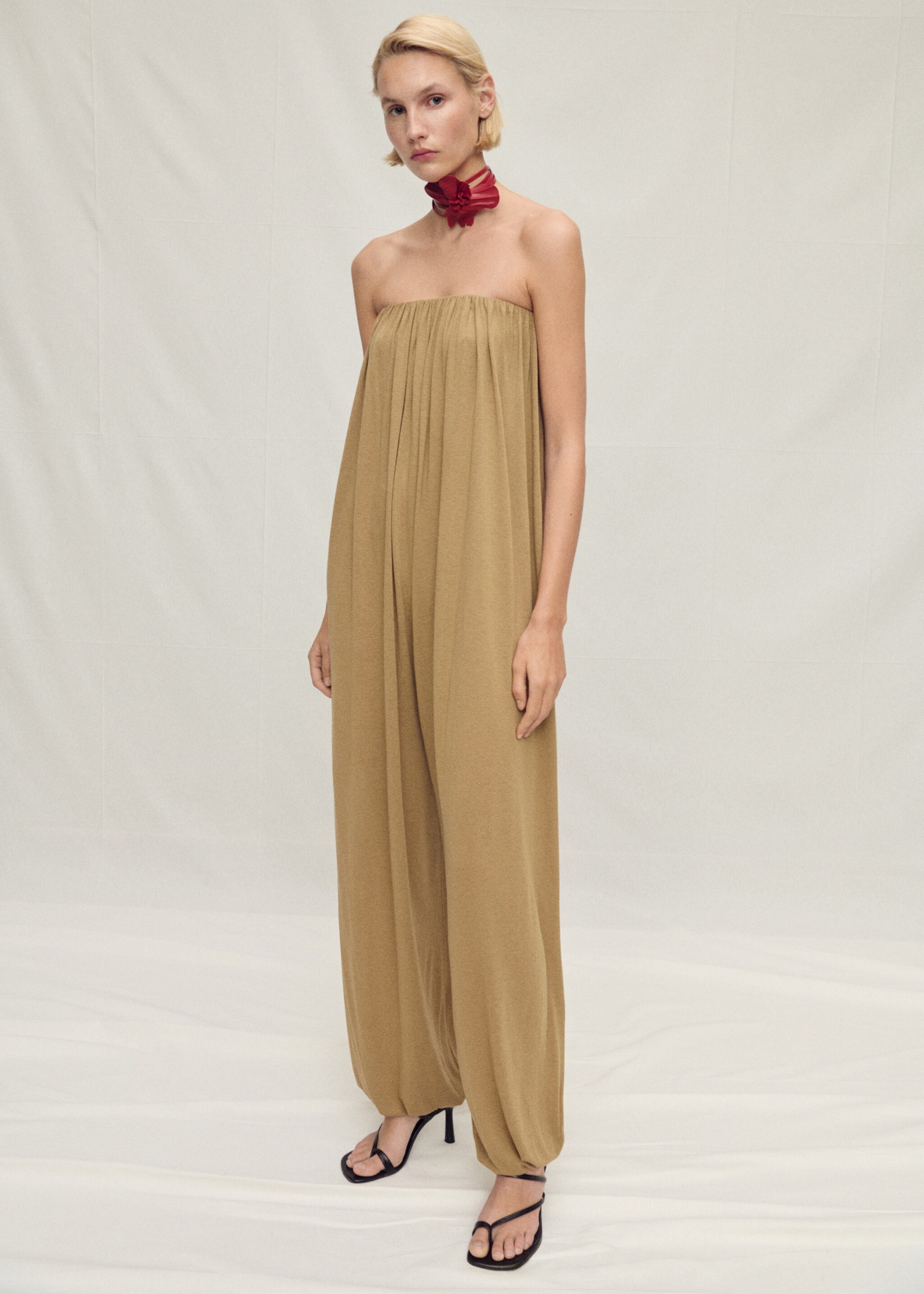 Kombinezon bez ramiączek z bufiastym dołem - Plan ogólny, Beżowy. Ref: 87067905-00.