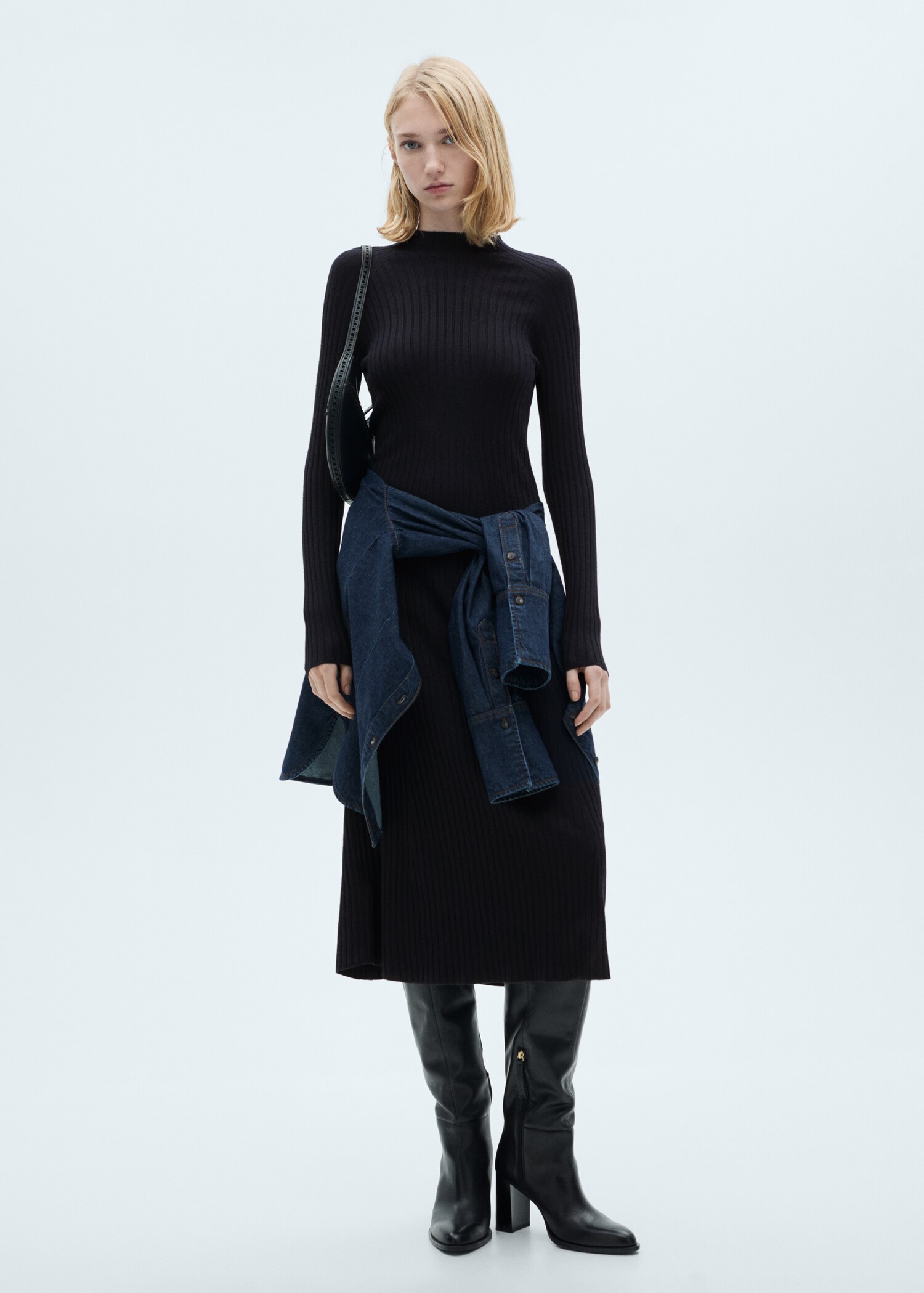 Ausgestelltes Strickkleid mit halbhohem Kragen - Allgemeine Ansicht