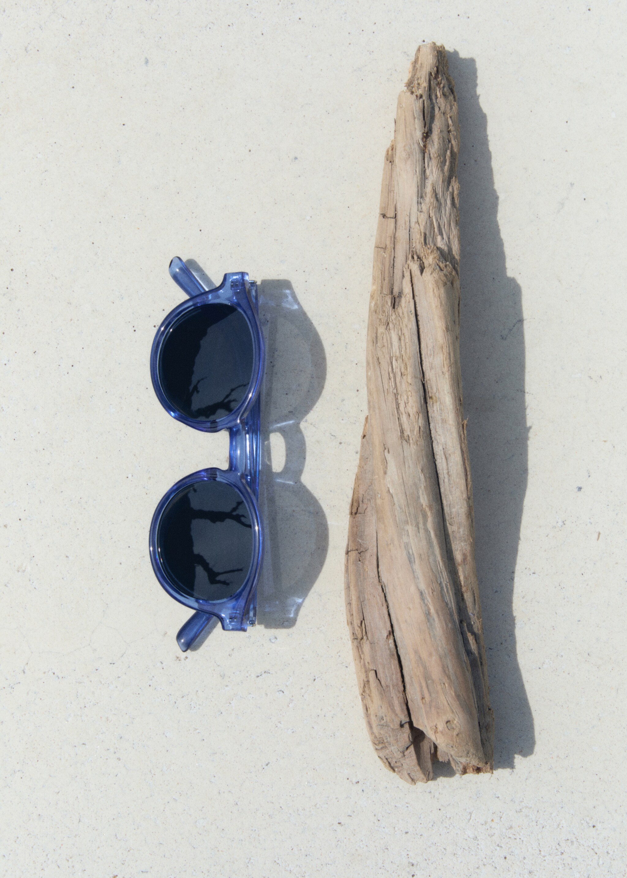 Sonnenbrille mit rundem Gestell - Allgemeine Ansicht, Dunkles Marineblau. Ref: 87070605-00.
