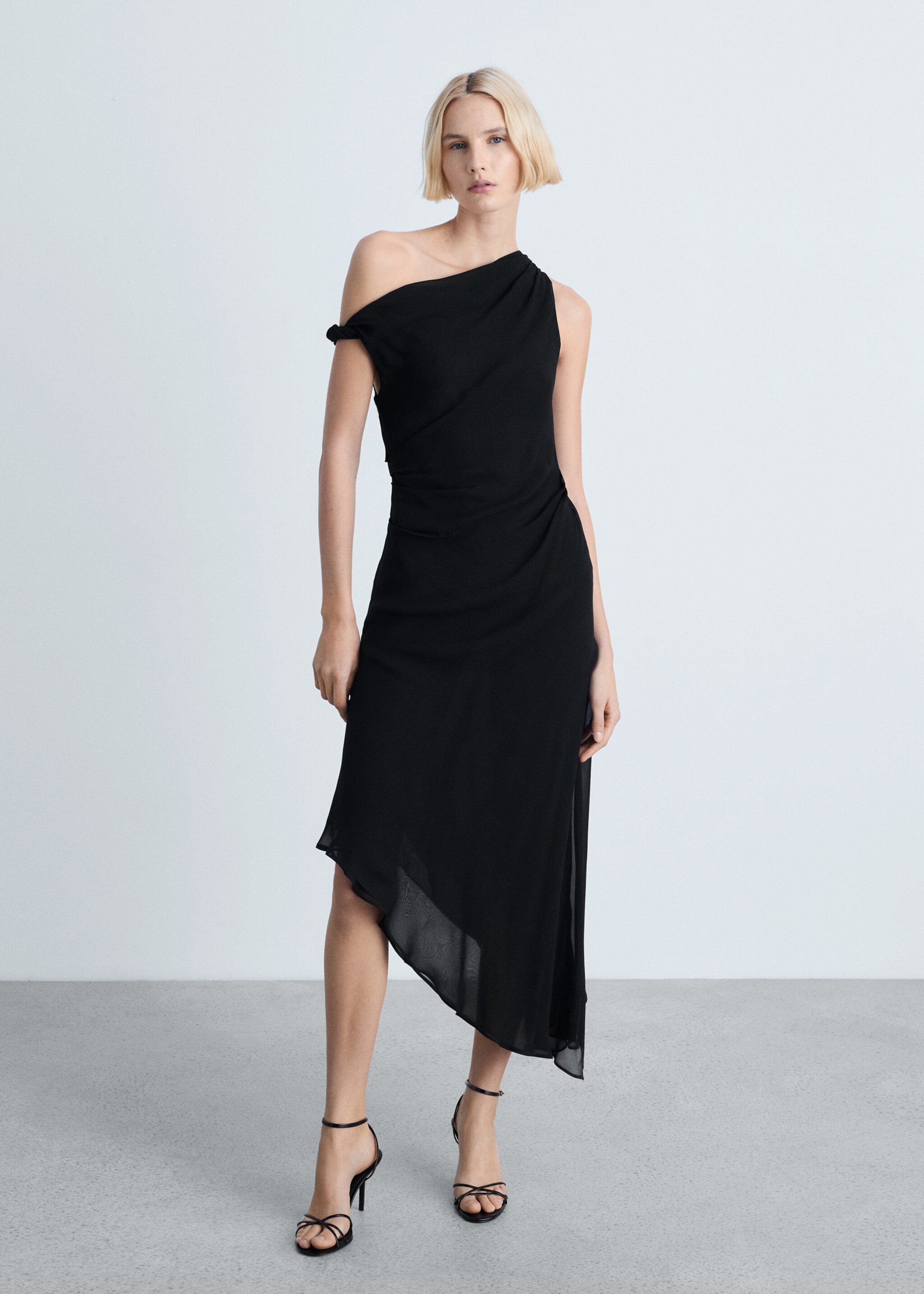 Asymmetric draped gown - General plane, Black. Ref: 87072026-00.