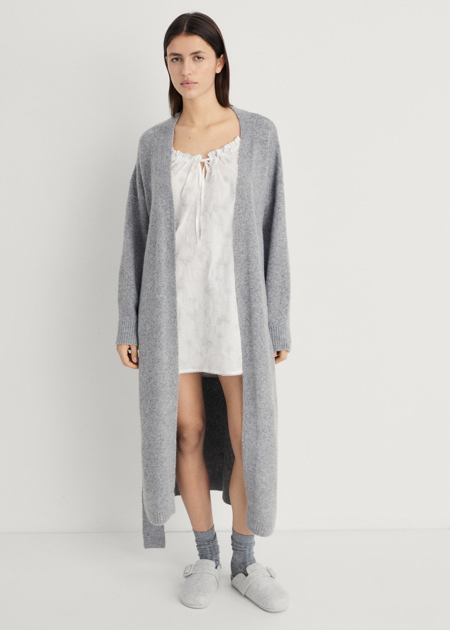 Nachthemd mit Blumenstickerei - Allgemeine Ansicht