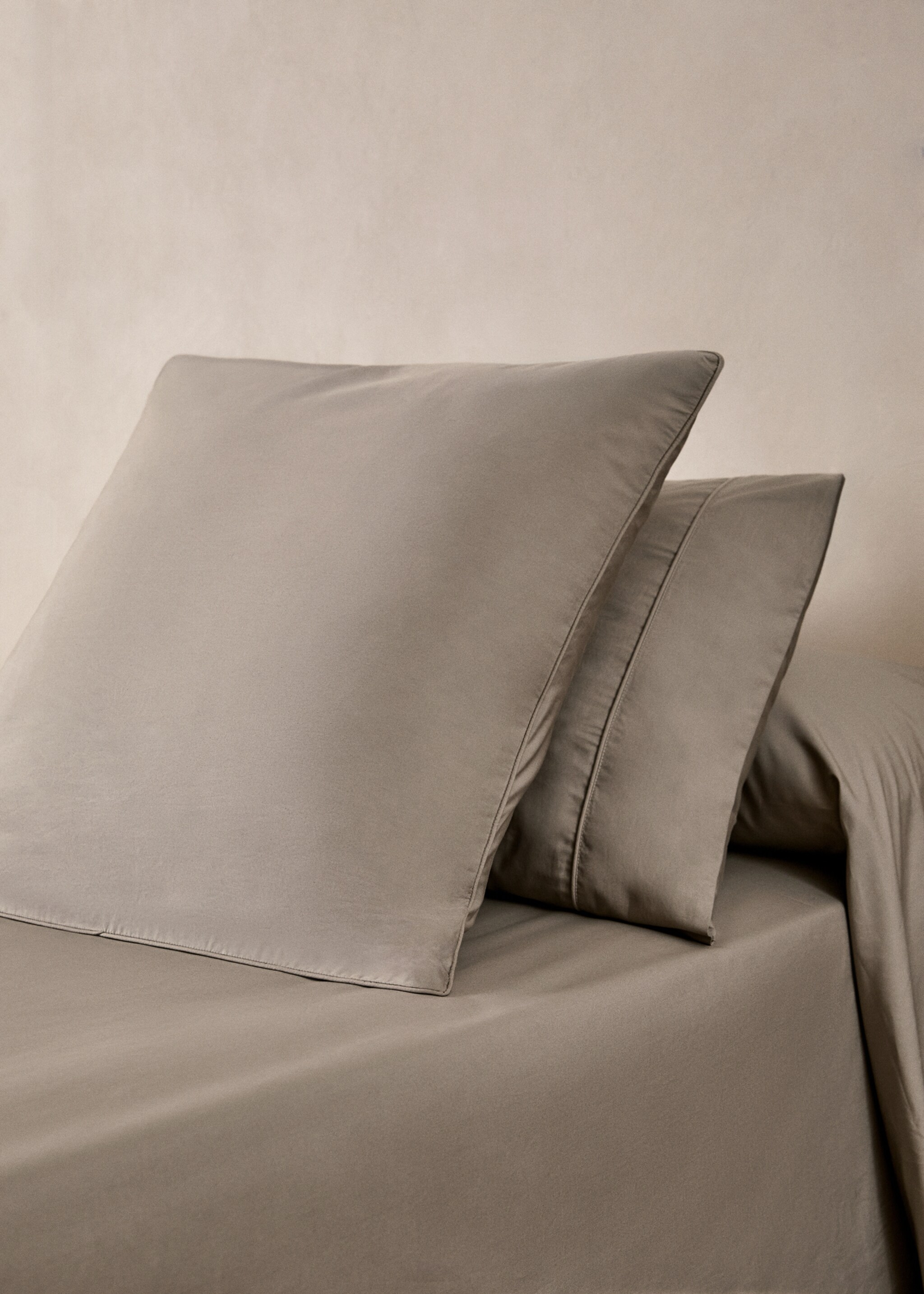 Two 500-thread count cotton percale pillowcases with rounded piping detail 50x75 cm - General plane, Medium Brown. Ref: 87072914-00.