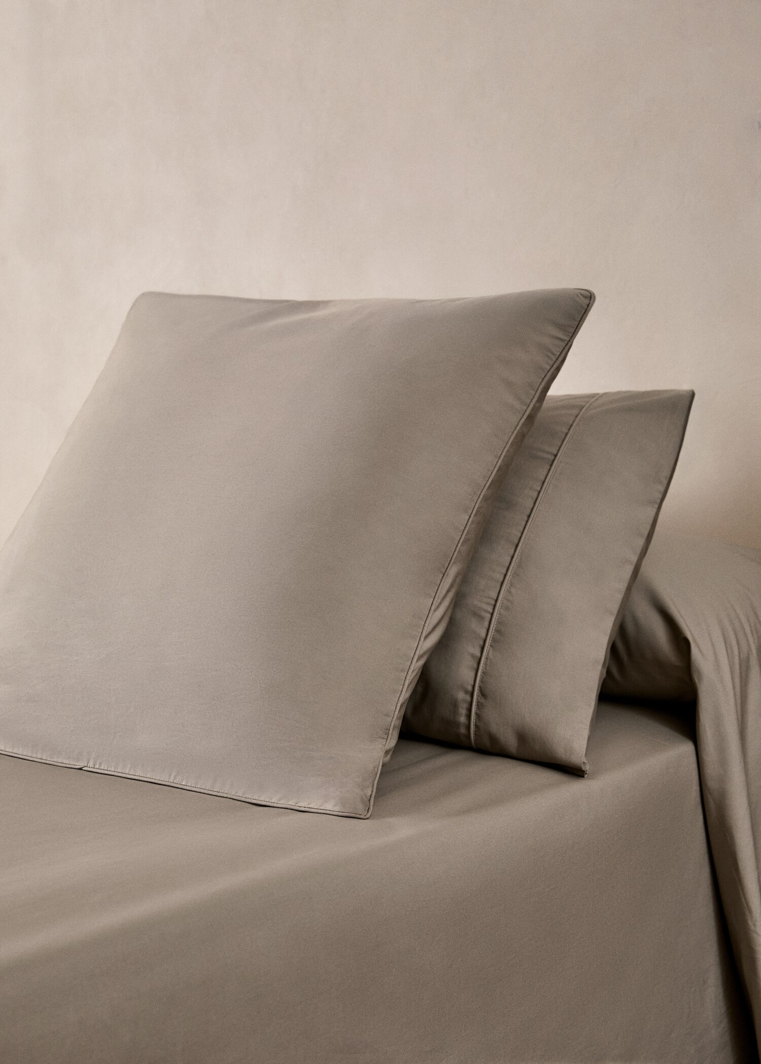 Two 500-thread count cotton percale pillowcases with rounded piping detail 50x75 cm - General plane