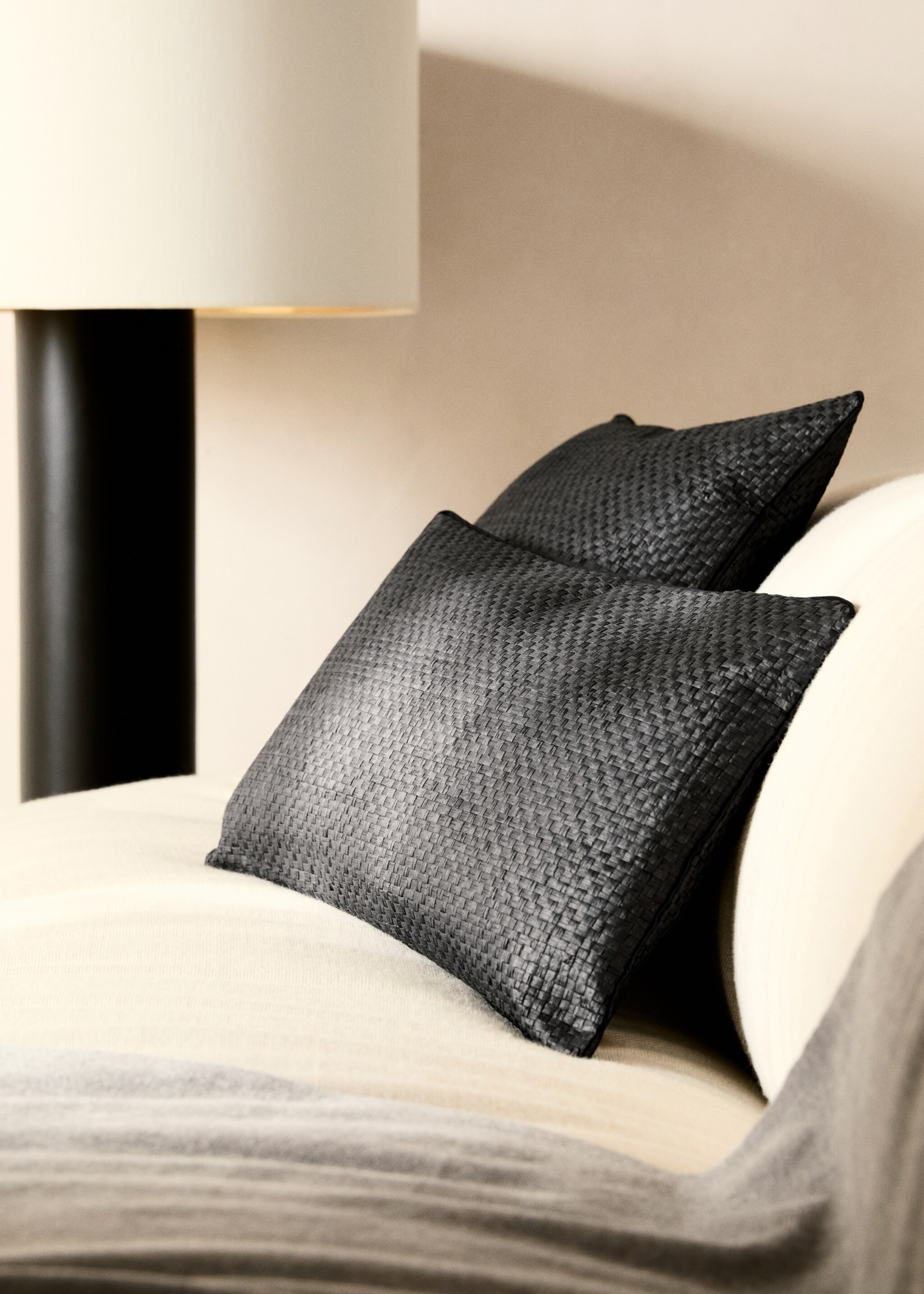 Paper braided cushion cover with trim 30x50 cm - General plane, Black. Ref: 87072920-00.