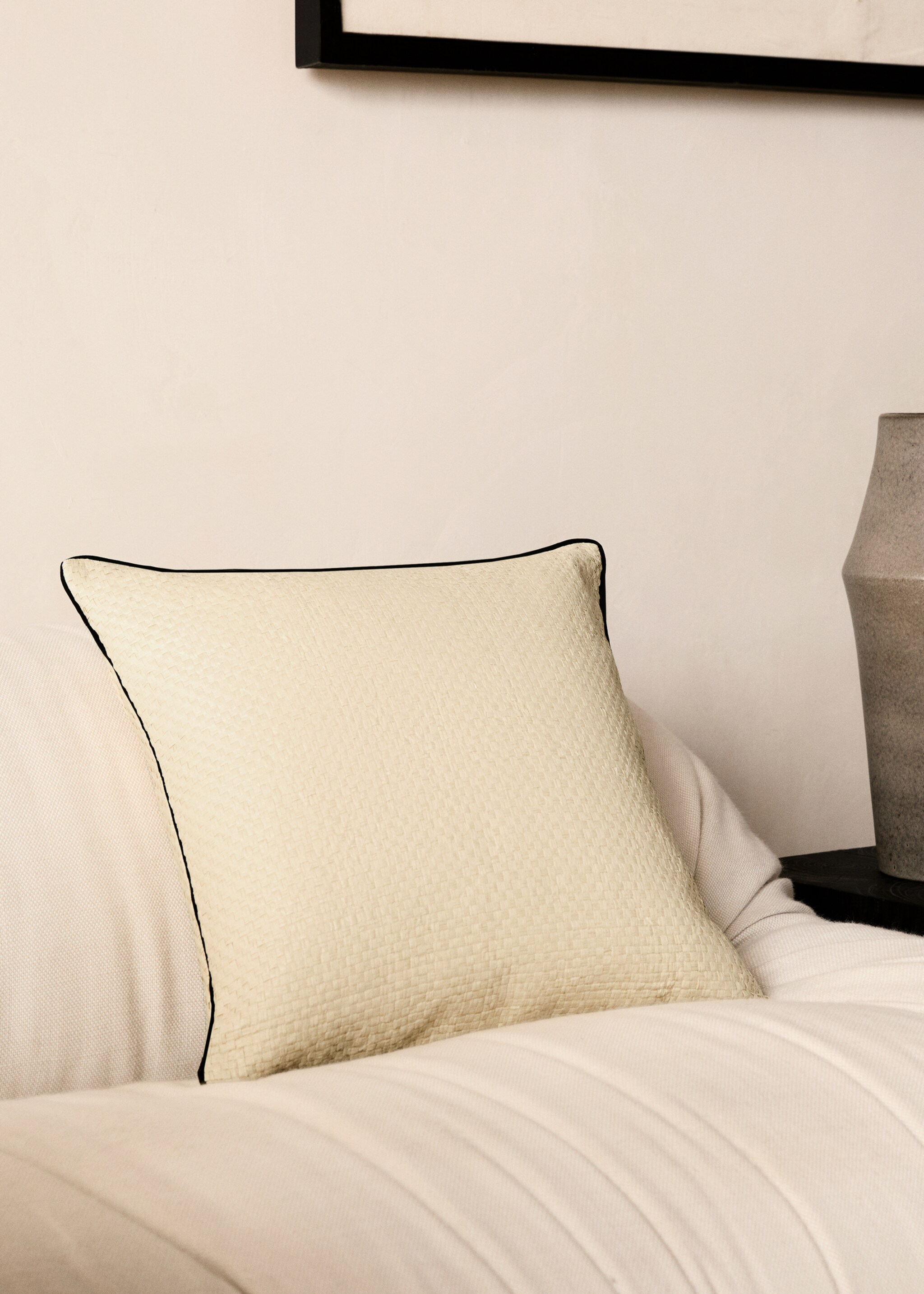 Kuddfodral i flätat papper med passpoal 45x45 cm - Allmän bild, Benvit. Ref: 87072921-00.