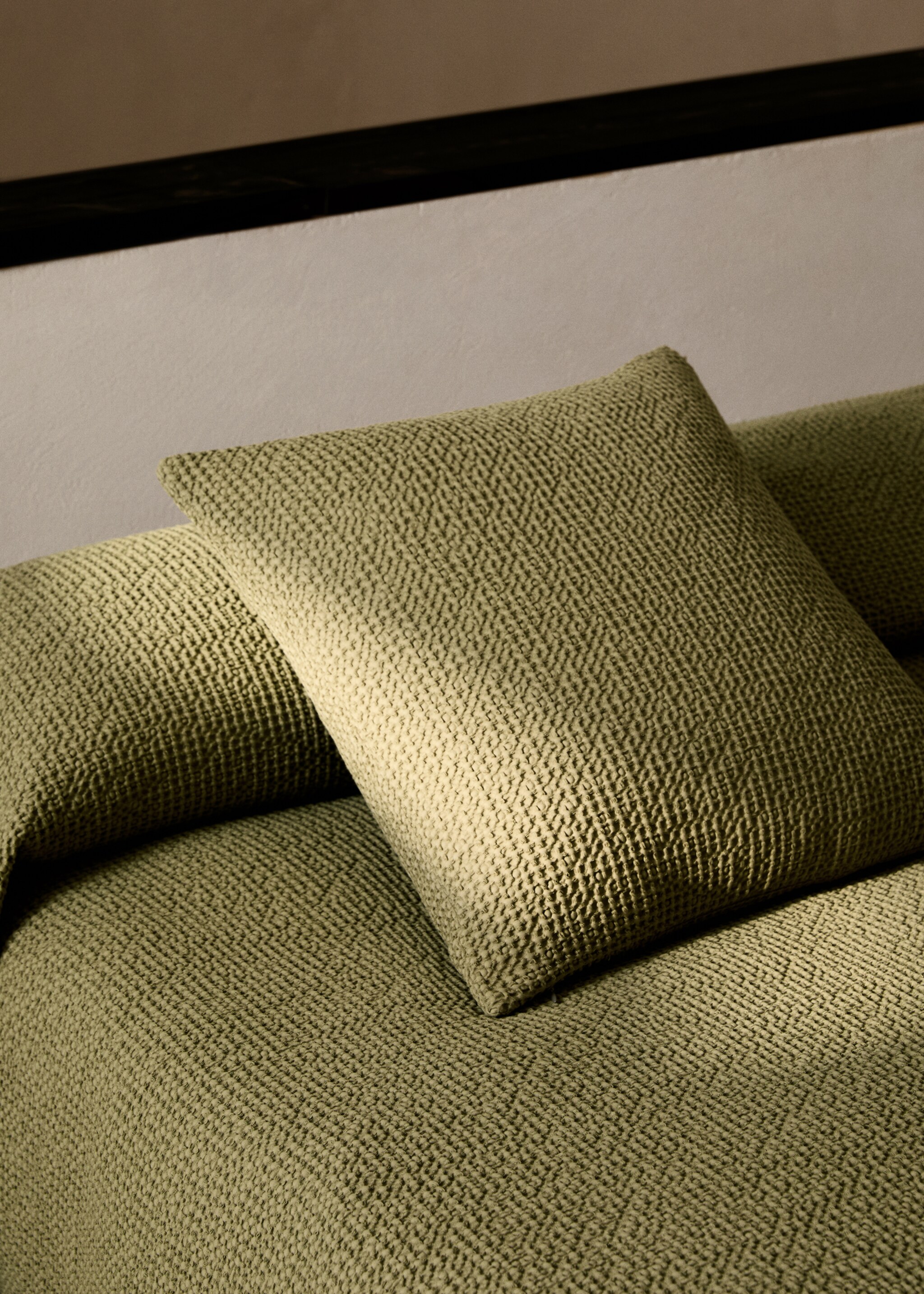 Housse de coussin en coton garment-dyed waffle 50x50 cm - Plan général, Kaki. Ref: 87072956-00.