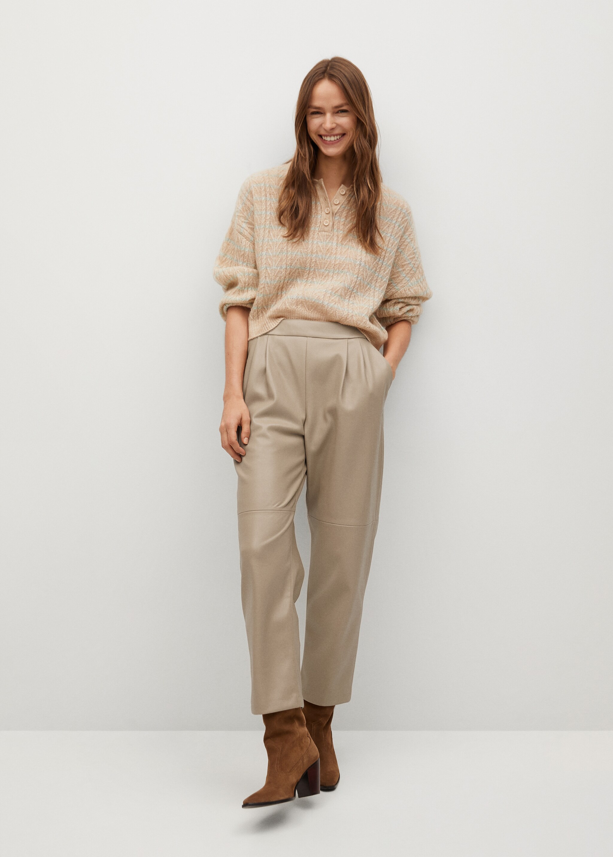 Pantalón efecto piel pinzas - Plano general