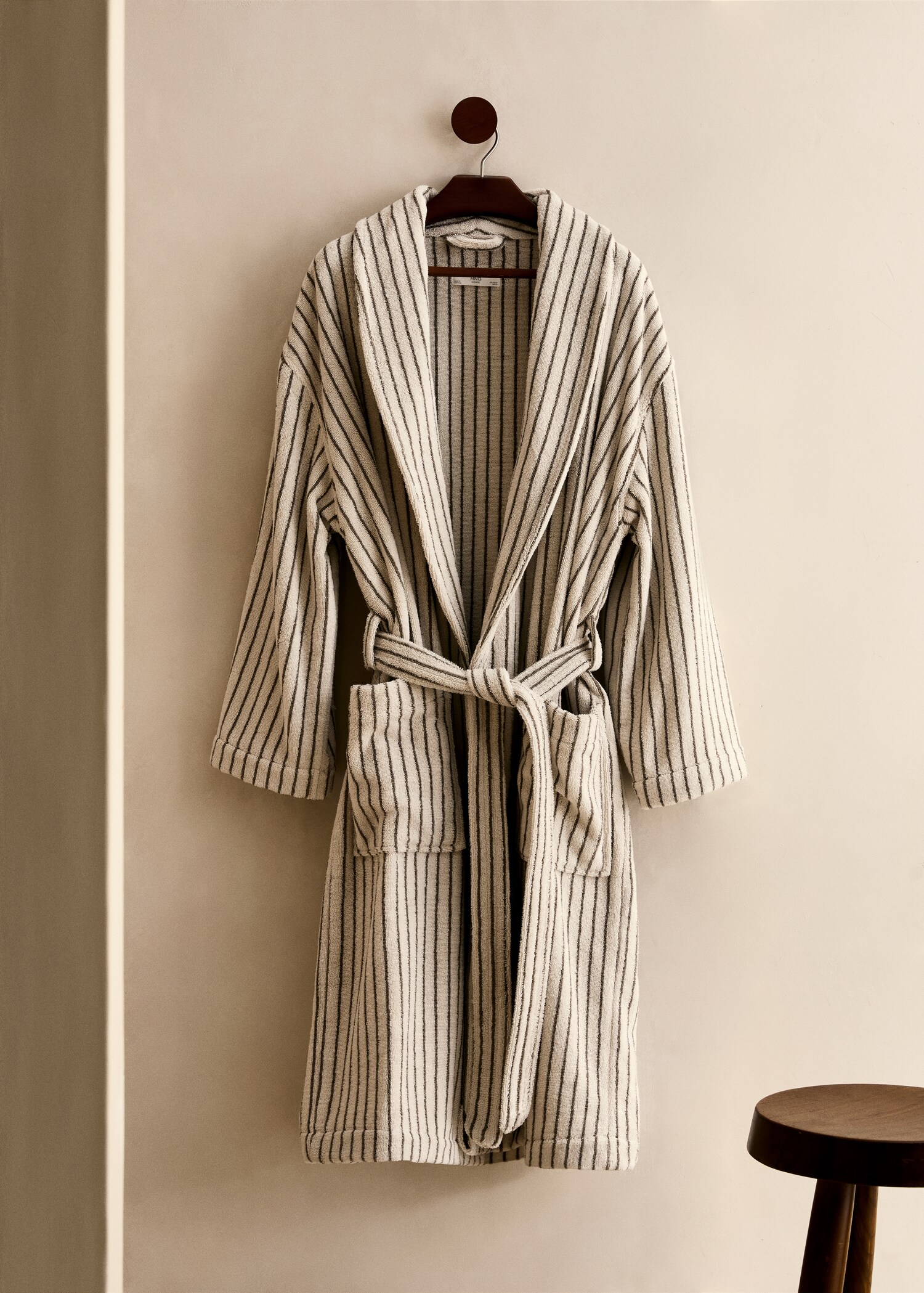Two-tone striped bathrobe - General plane