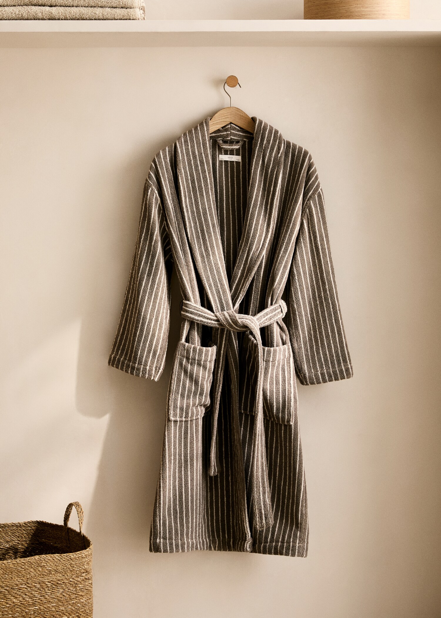 Two-tone striped bathrobe - General plane