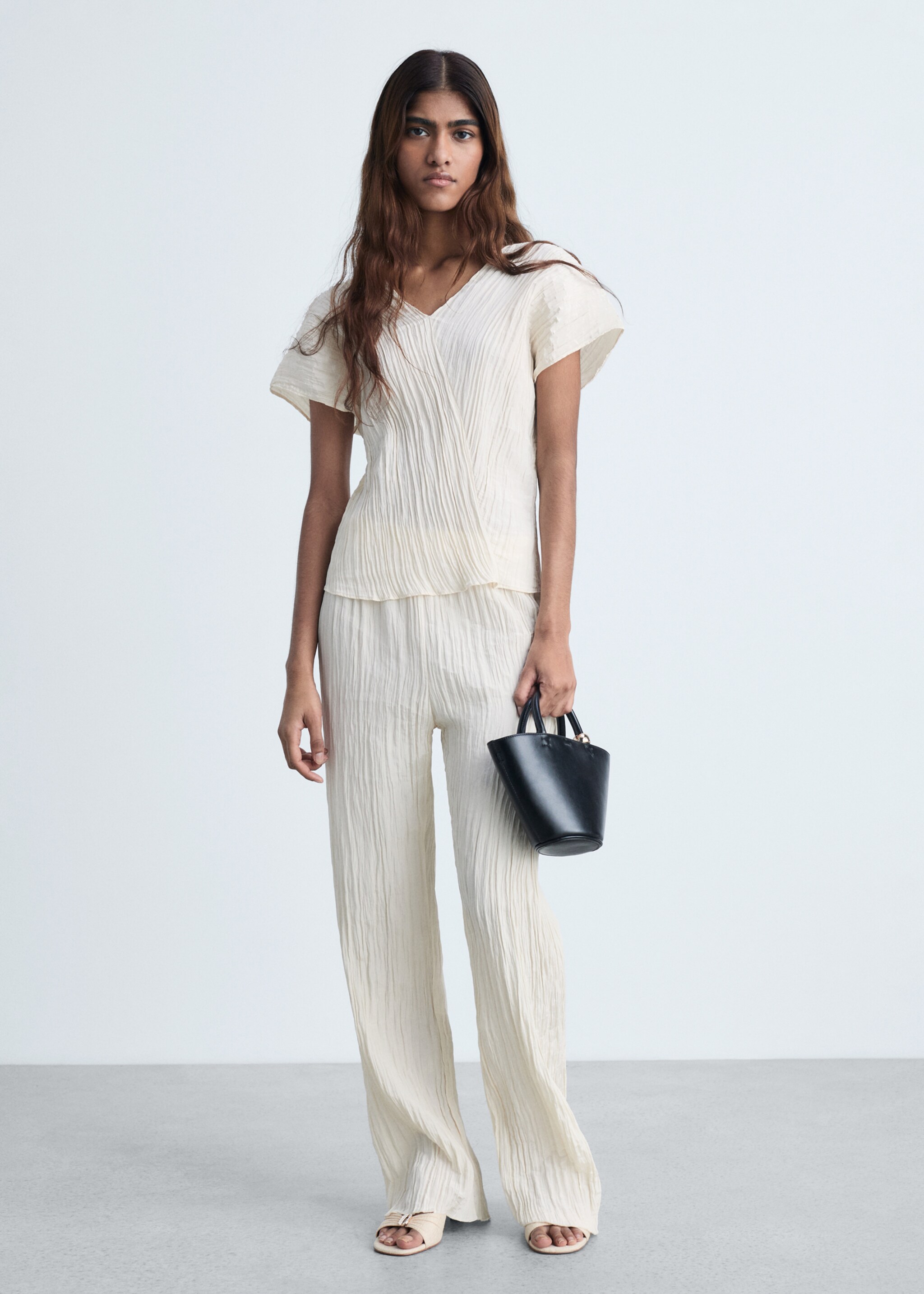 Wrinkled effect V-neck top - General plane, Vanilla. Ref: 87074064-00.