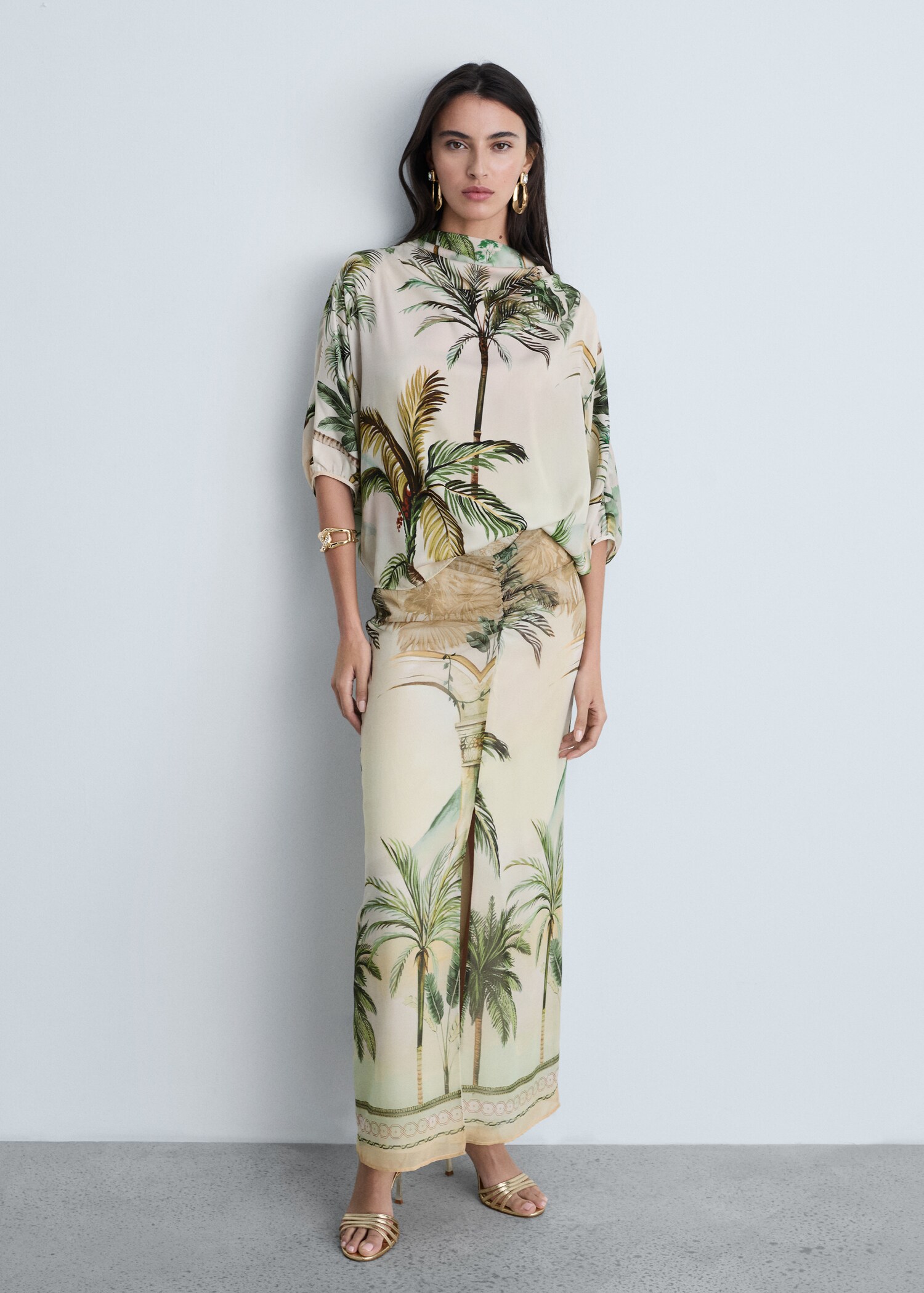 Draped cape with tropical print - General plane