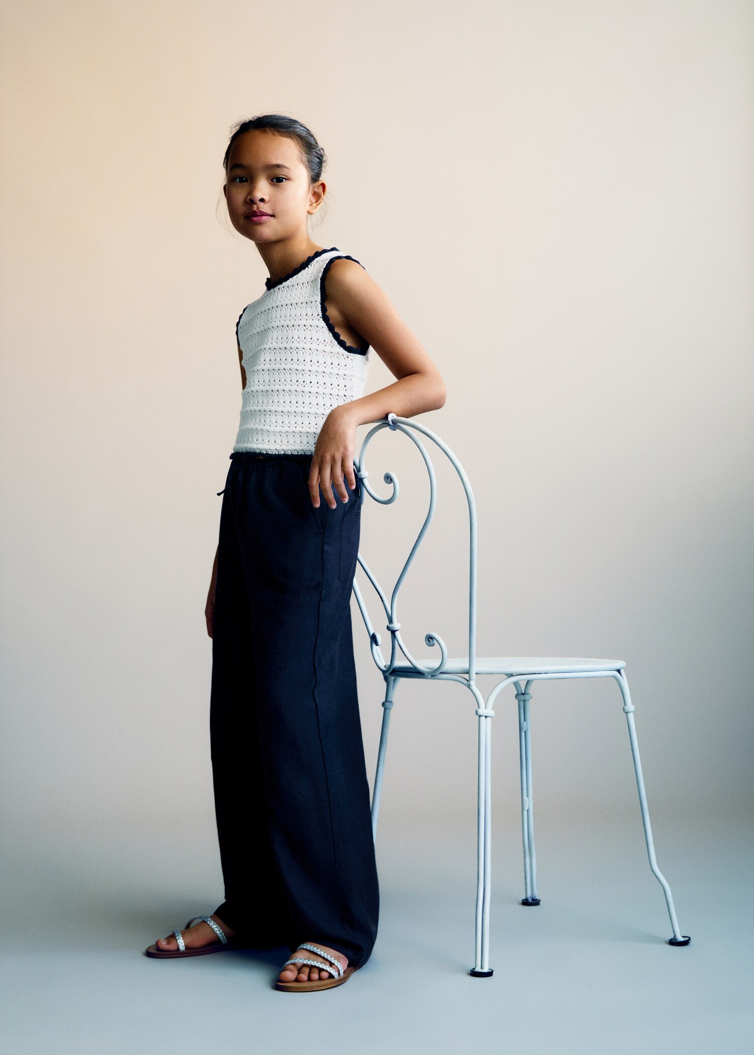 Knitted top with contrasting trim - General plane