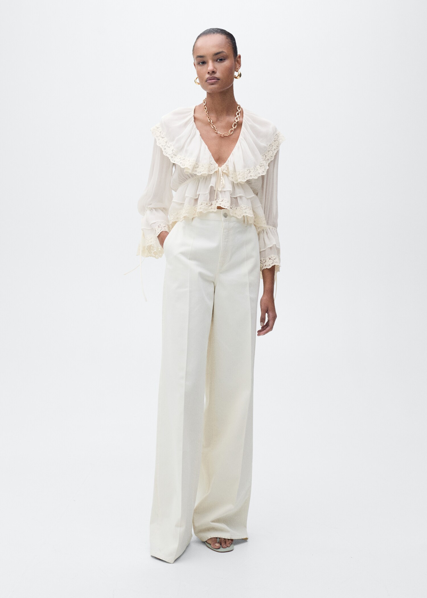 Rüschenbluse mit Details aus Spitze - Allgemeine Ansicht