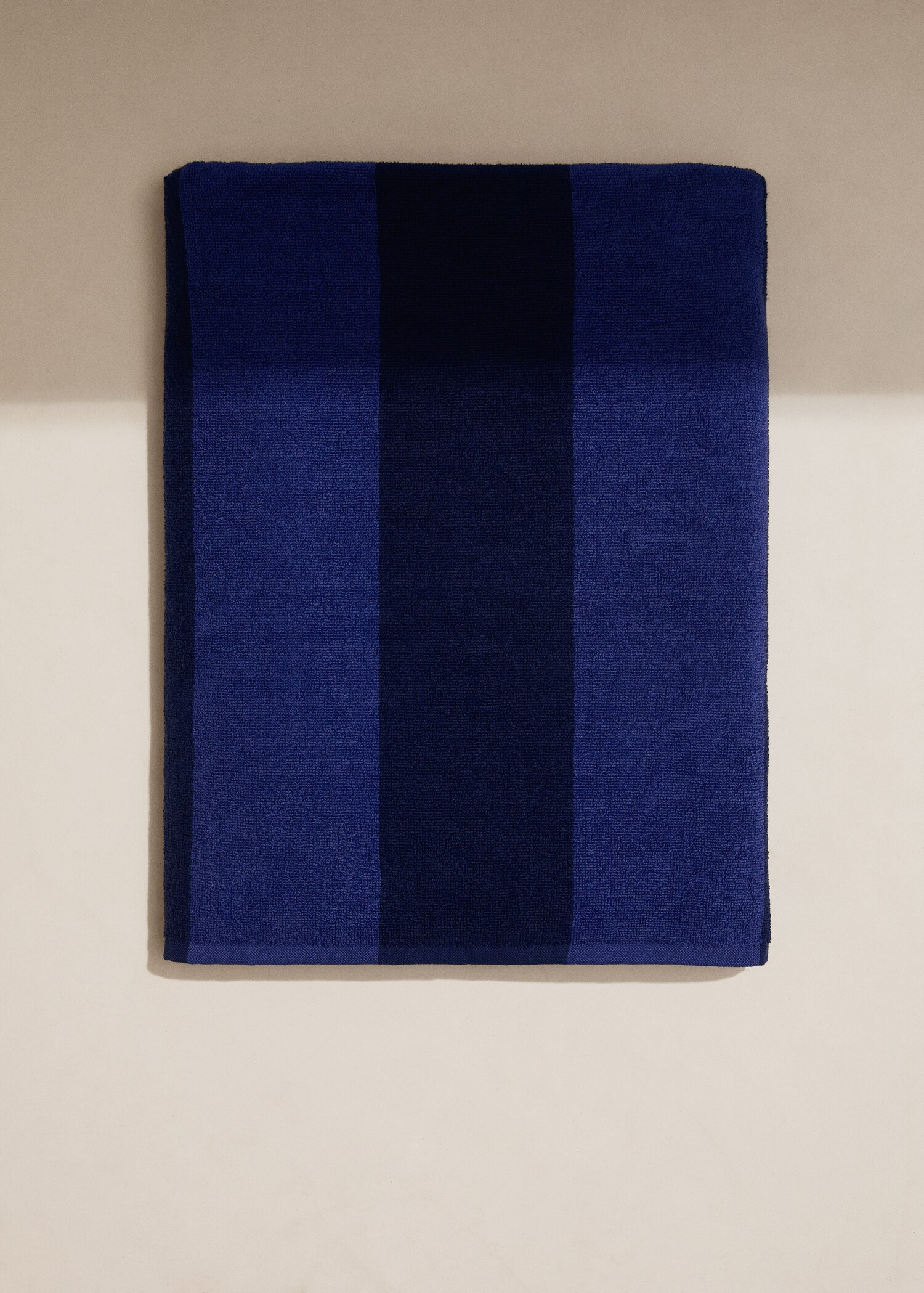 Two-tone kodak-striped beach towel - General plane