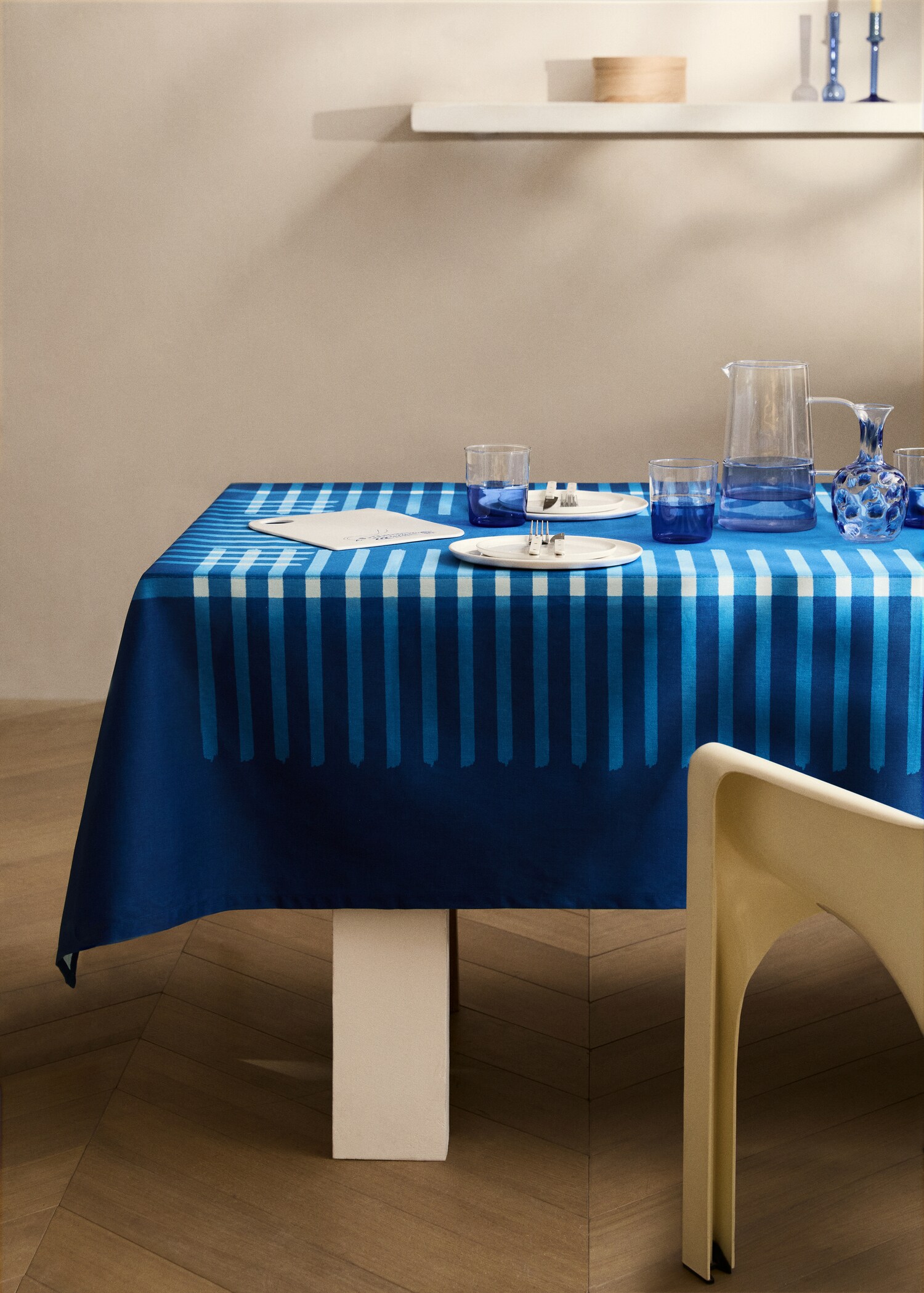 Two-tone striped cotton tablecloth for 6 to 8 diners - General plane
